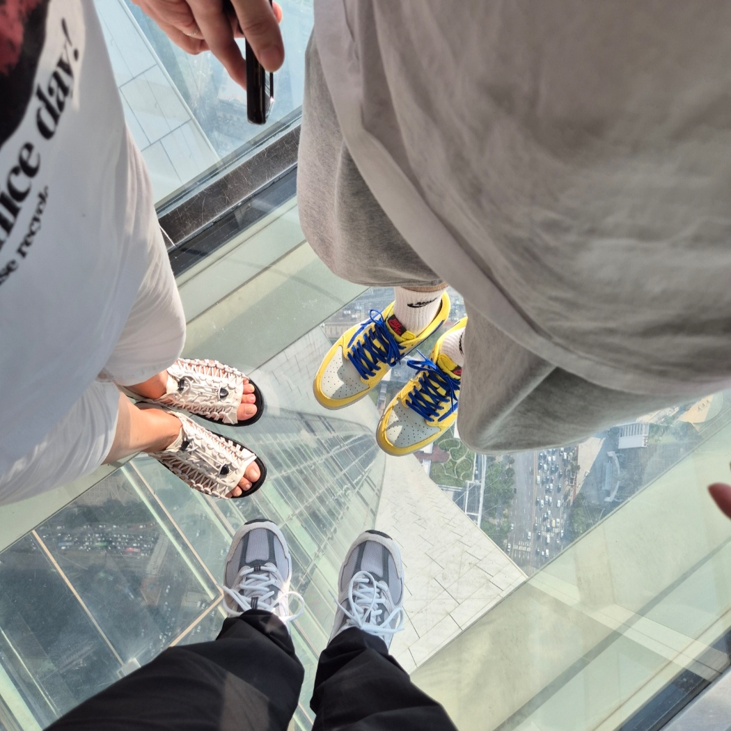 (W) Jordan 1 x Travis Scott Retro Low OG SP Canary, New Balance 530 Grey 착용 스타일