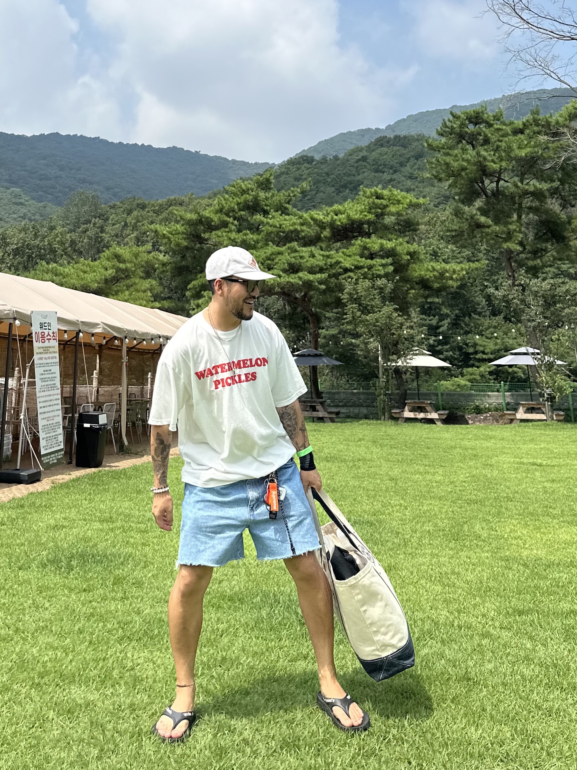 Human Made Heavy Canvas Tote Large Navy, Oofos x Takahiromiyashita The Soloist The Soloist's Way Of Life Flip-Flop Black White 착용 스타일 - 2