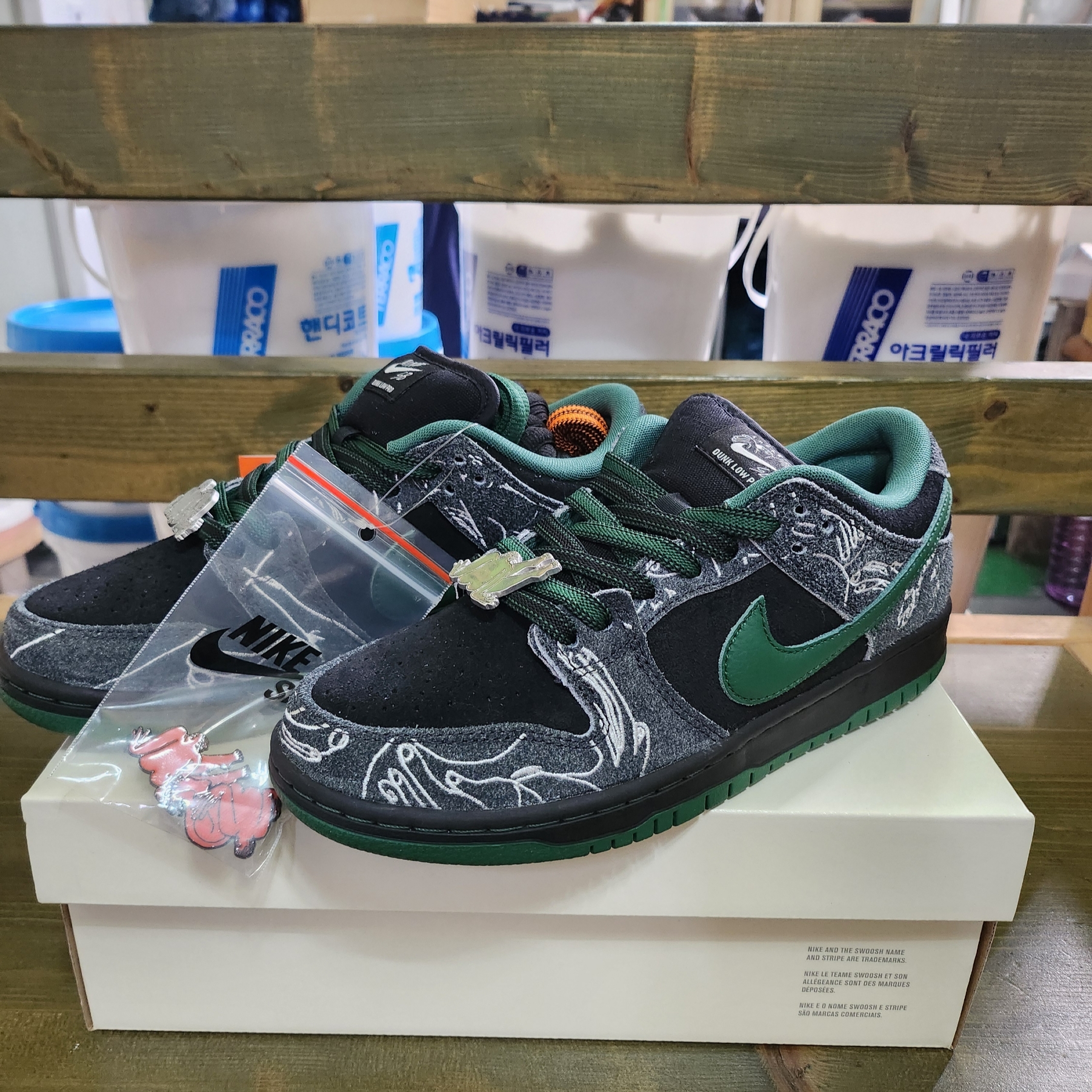Nike x There SB Dunk Low Pro Anthracite and Gorge Green 착용 스타일 - 1