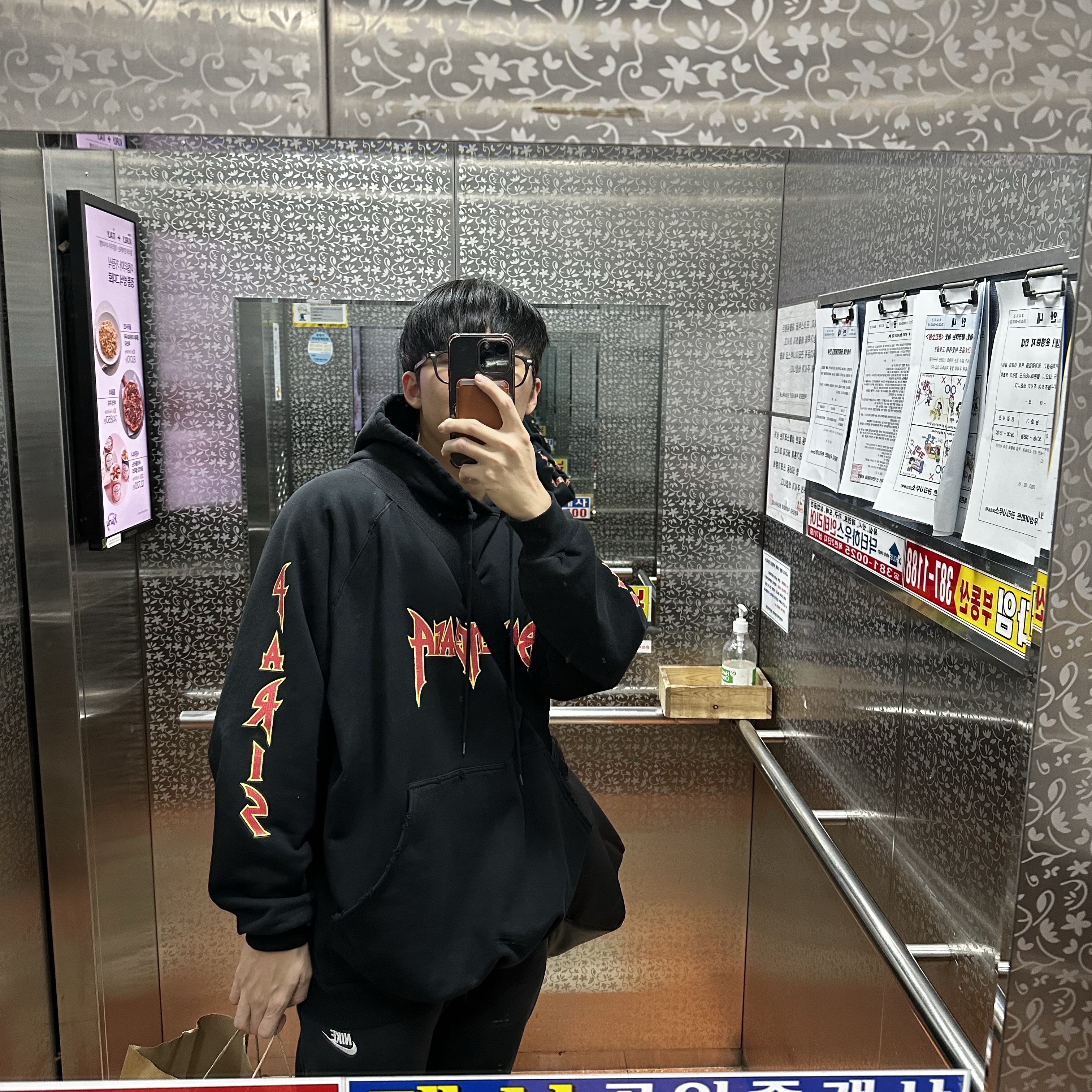 Balenciaga Metal Oversized Hoodie Black 착용 스타일