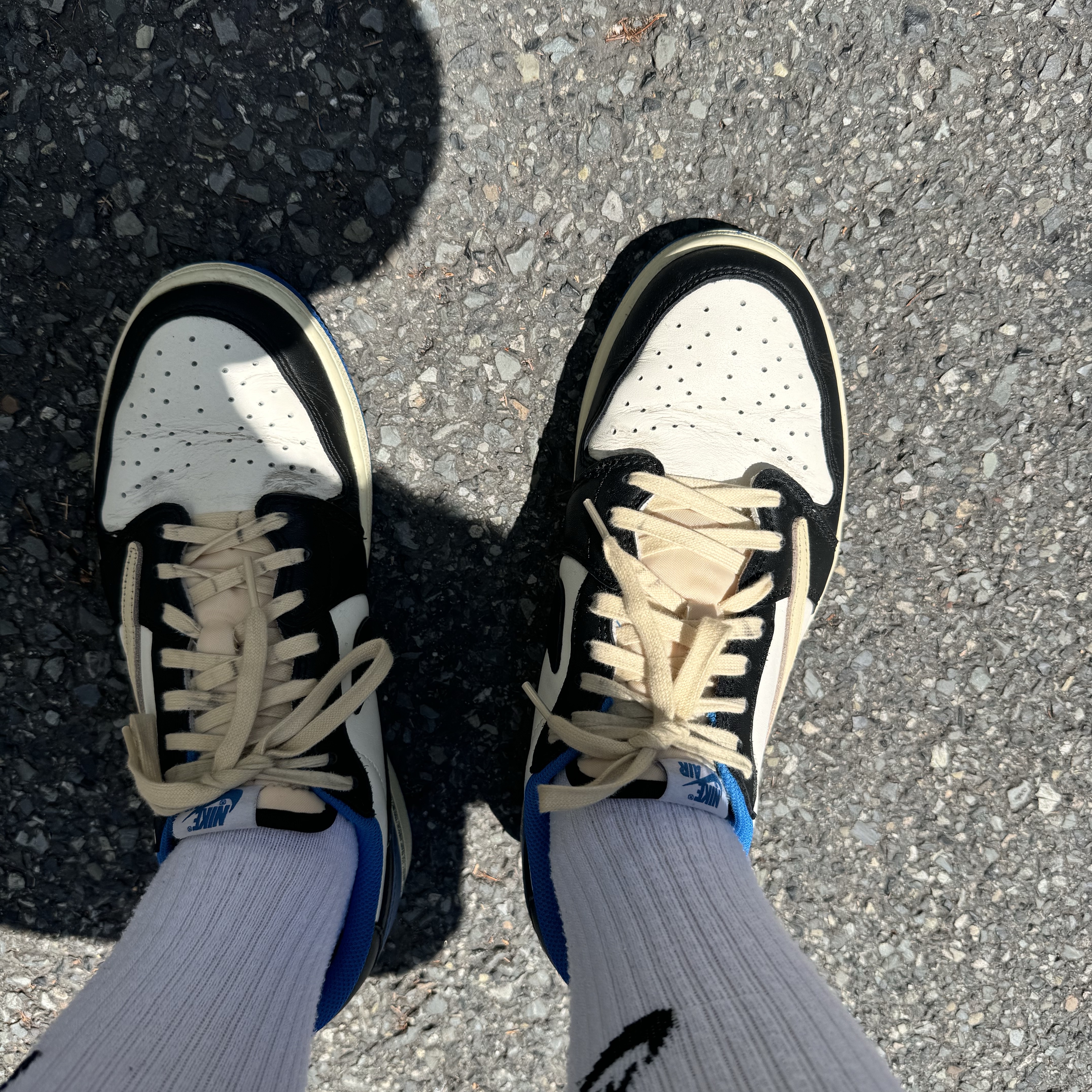 Jordan 1 x Travis Scott x Fragment Retro Low OG SP Military Blue, Nike Everyday Essential Crew Socks White Black (3 Pack/Korean Ver.) 착용 스타일