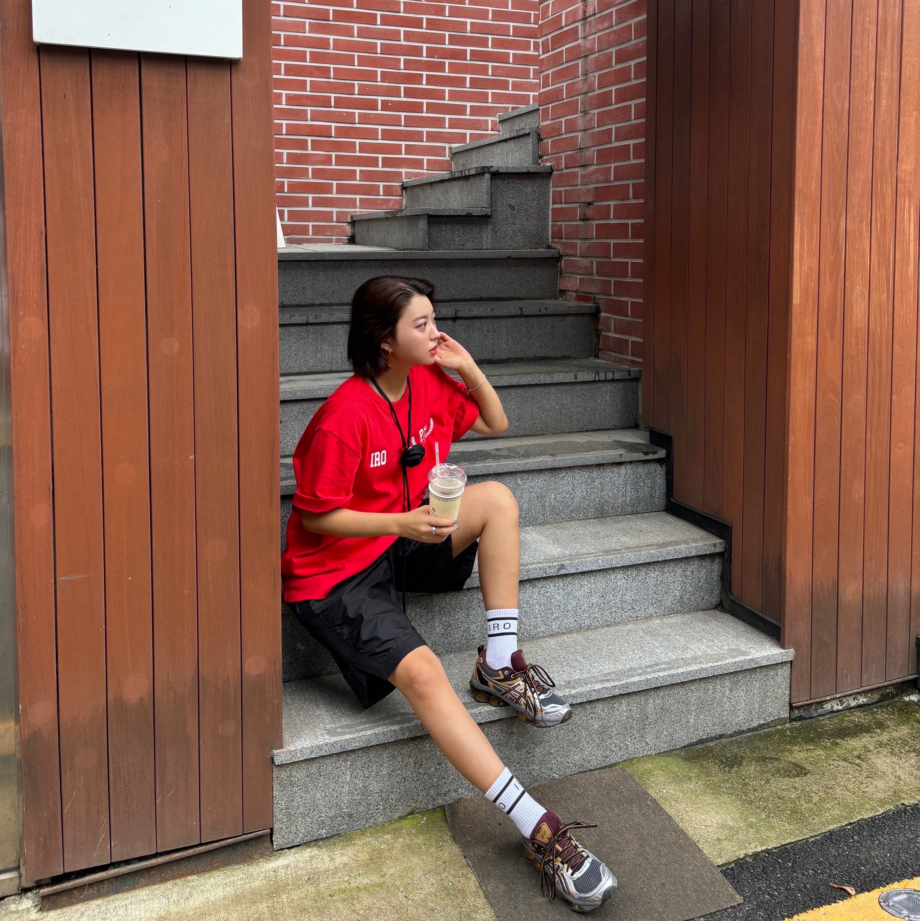 Iro Club De Paris Edition Cotton Ball Cap Black, Iro Club De Paris Edition Cotton T-Shirt Red 착용 스타일 - 2