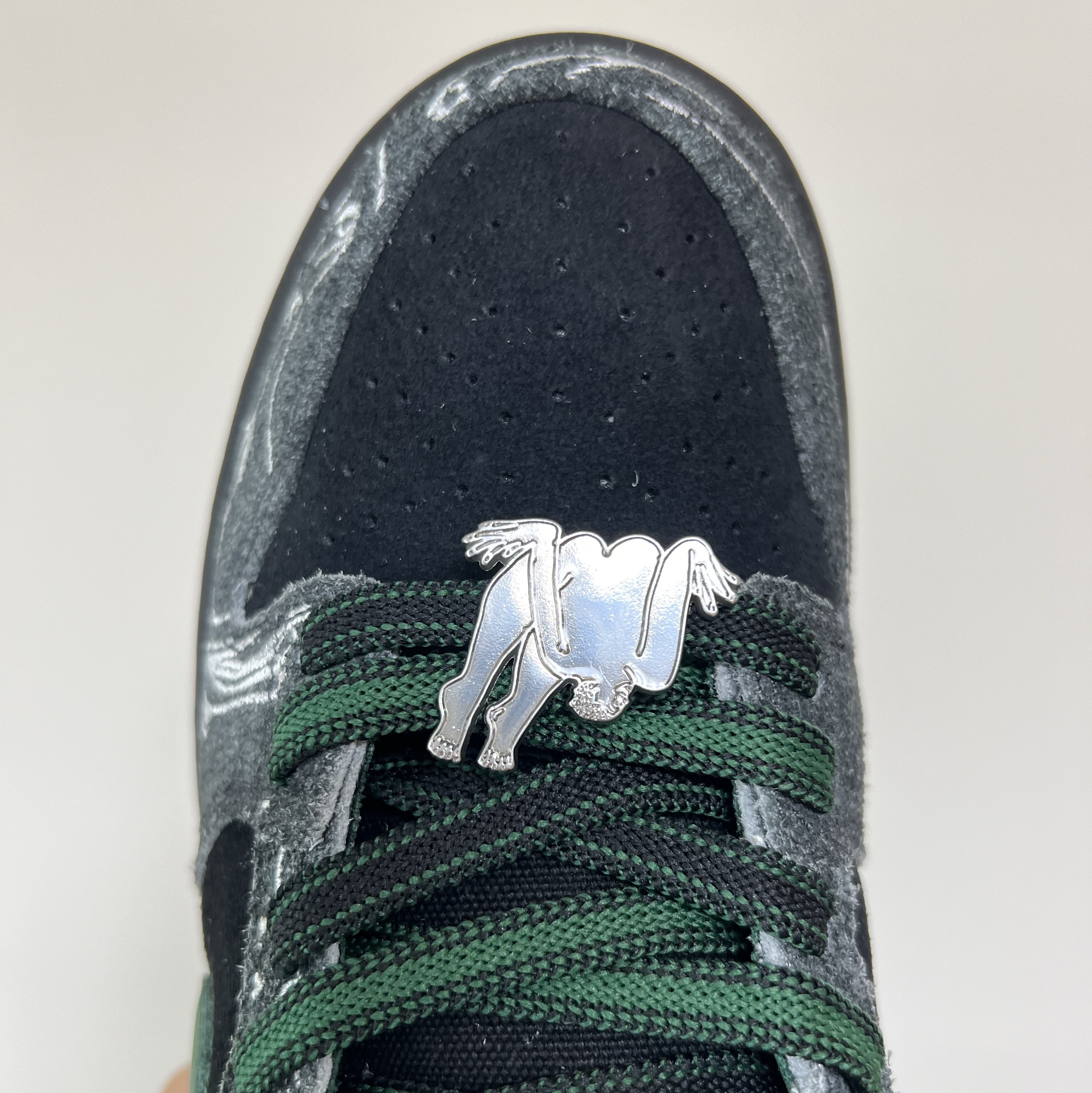 Nike x There SB Dunk Low Pro Anthracite and Gorge Green 착용 스타일 - 4