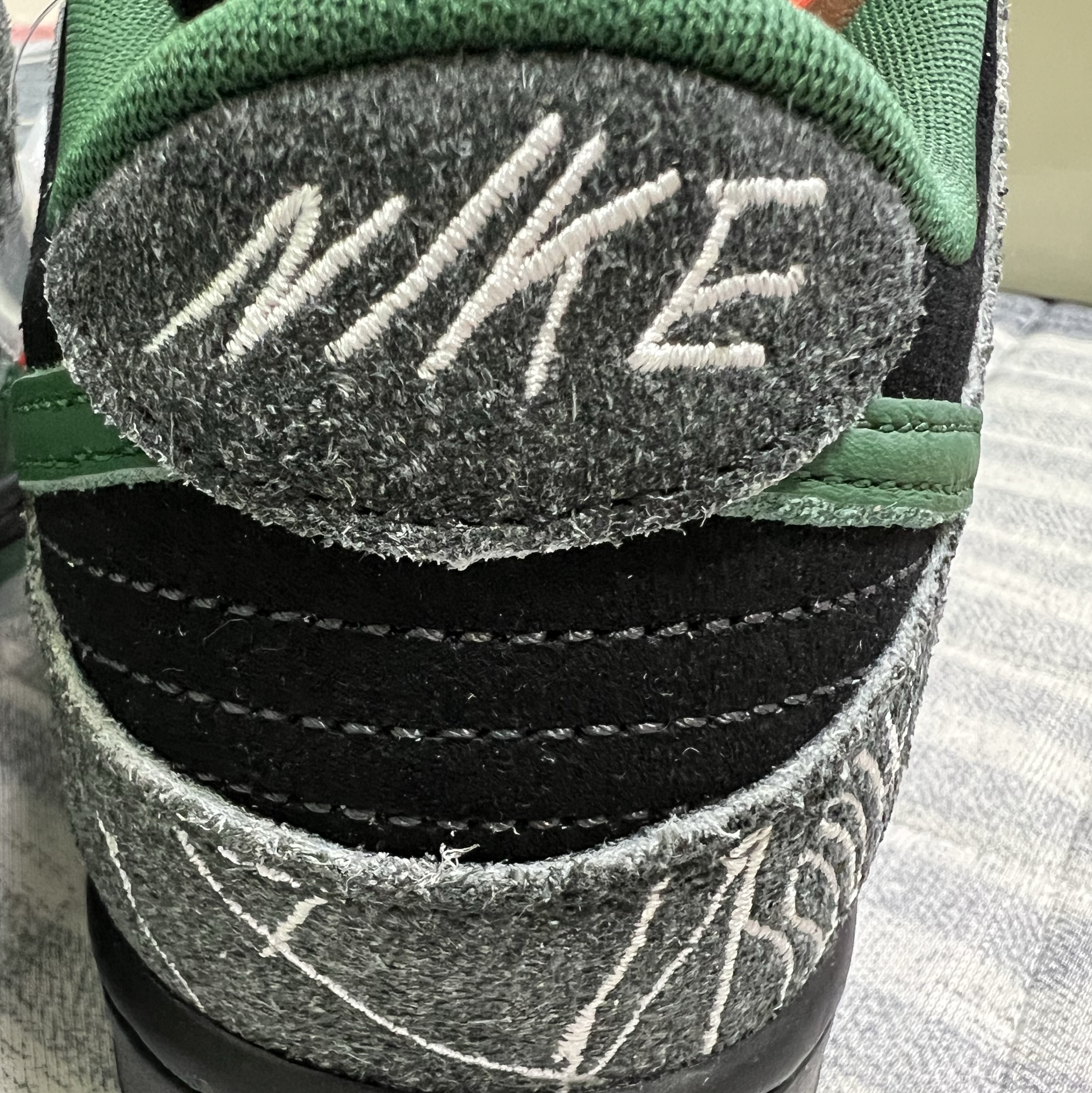 Nike x There SB Dunk Low Pro Anthracite and Gorge Green 착용 스타일 - 10