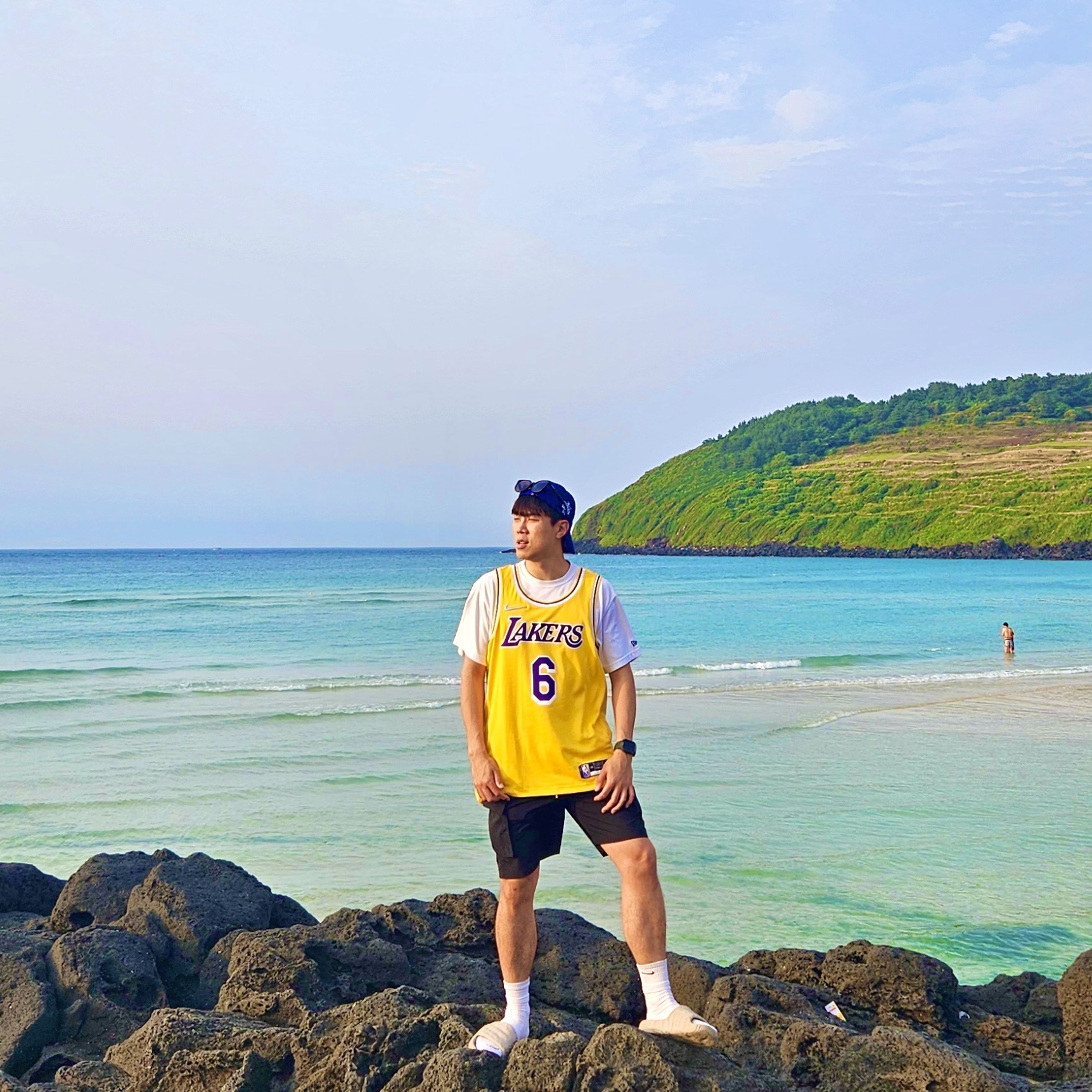 Nike LeBron James LA Lakers Icon Edition 2022/23 NBA Swingman Jersey Amarillo, New Era 59Fifty MLB Seoul Series LA Dodgers Dark Royal 착용 스타일
