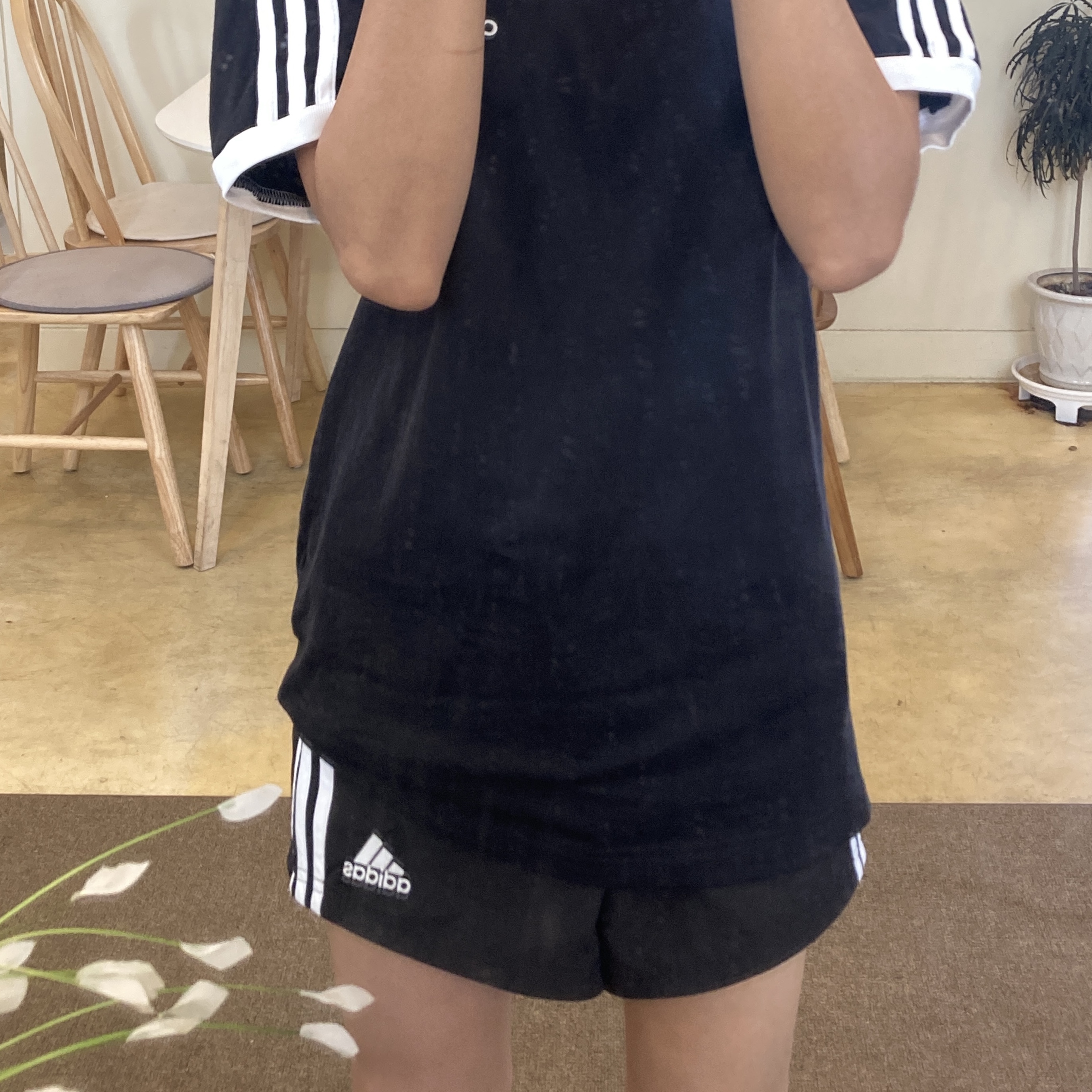(W) Adidas 3-Stripes Woven Shorts Black - KR Sizing, Adidas Adicolor Classics 3-Stripes T-Shirt Black - KR Sizing 착용 스타일 - 1