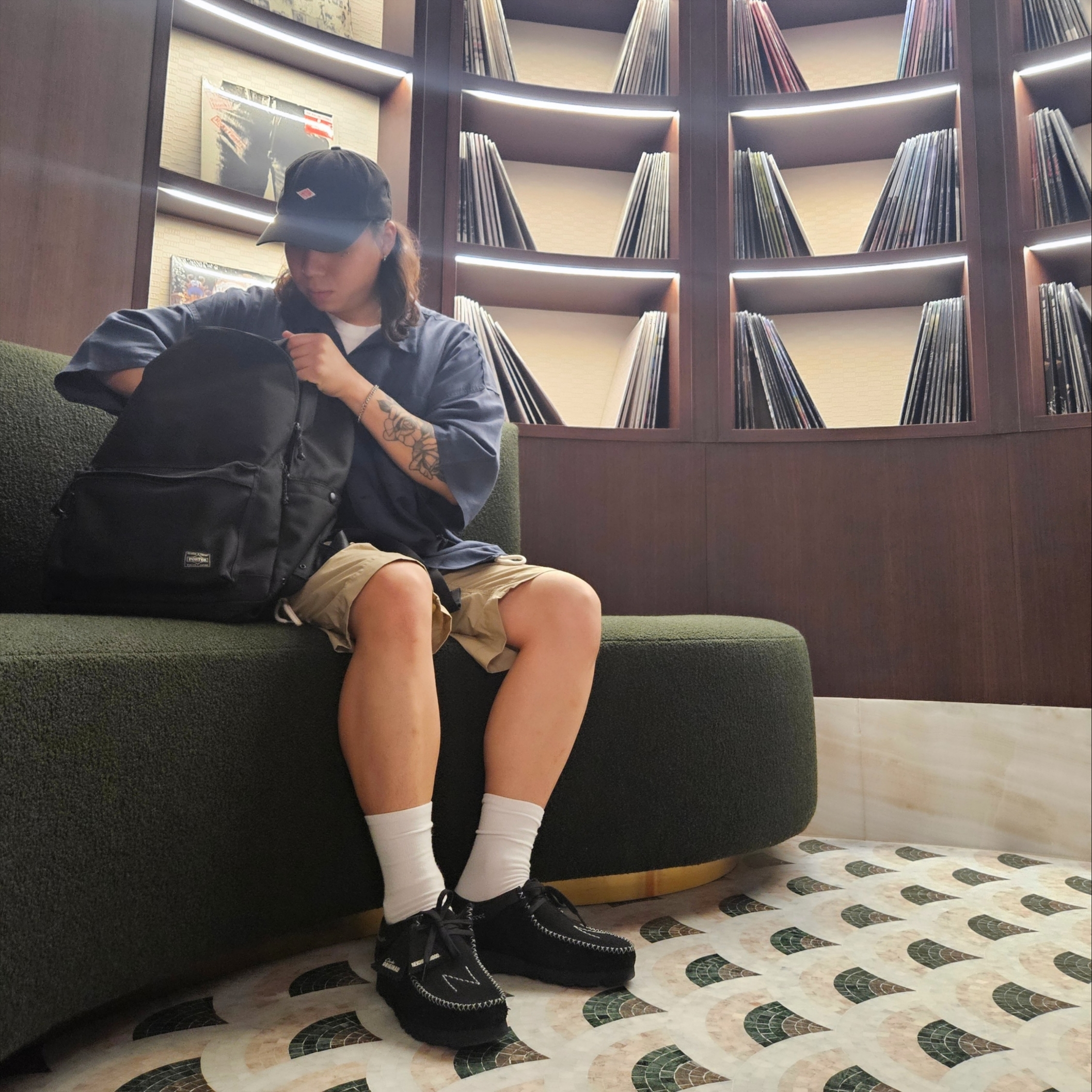 Clarks x Neighborhood Wallabe Black, Porter Explorer Daypack M Black 착용 스타일