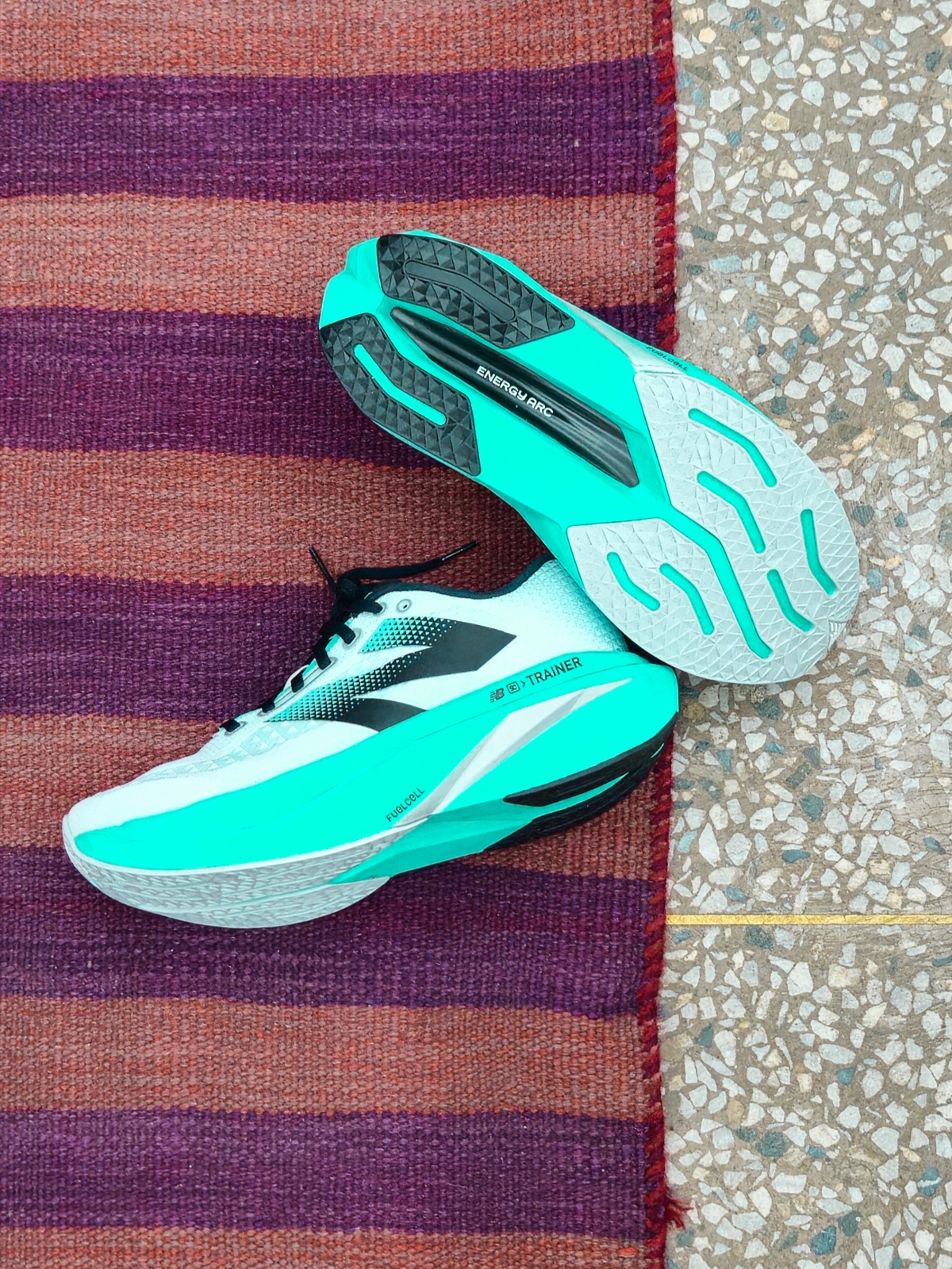 New Balance FuelCell Supercomp Trainer v3 White Cyber Jade - 2E Wide 착용 스타일