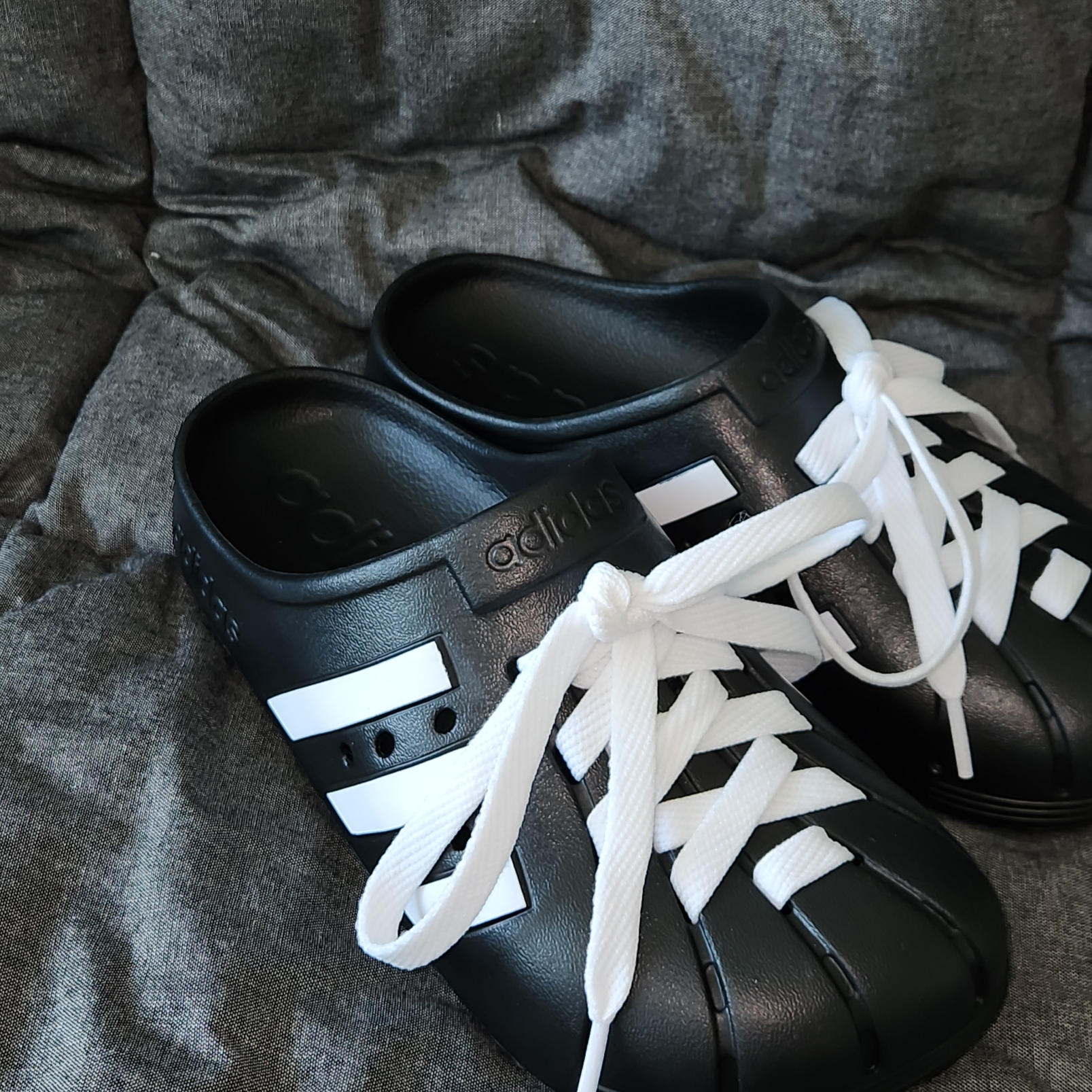 Adidas Adilette Clog Black White 착용 스타일