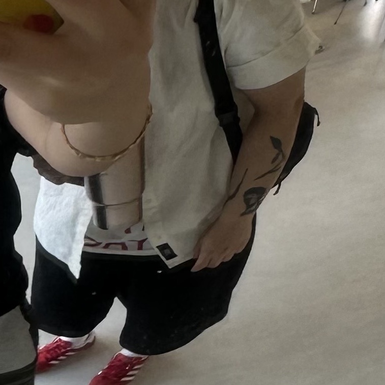 [KREAM 단독] Safarispot Highway Inn T-Shirt White Red 착용 스타일