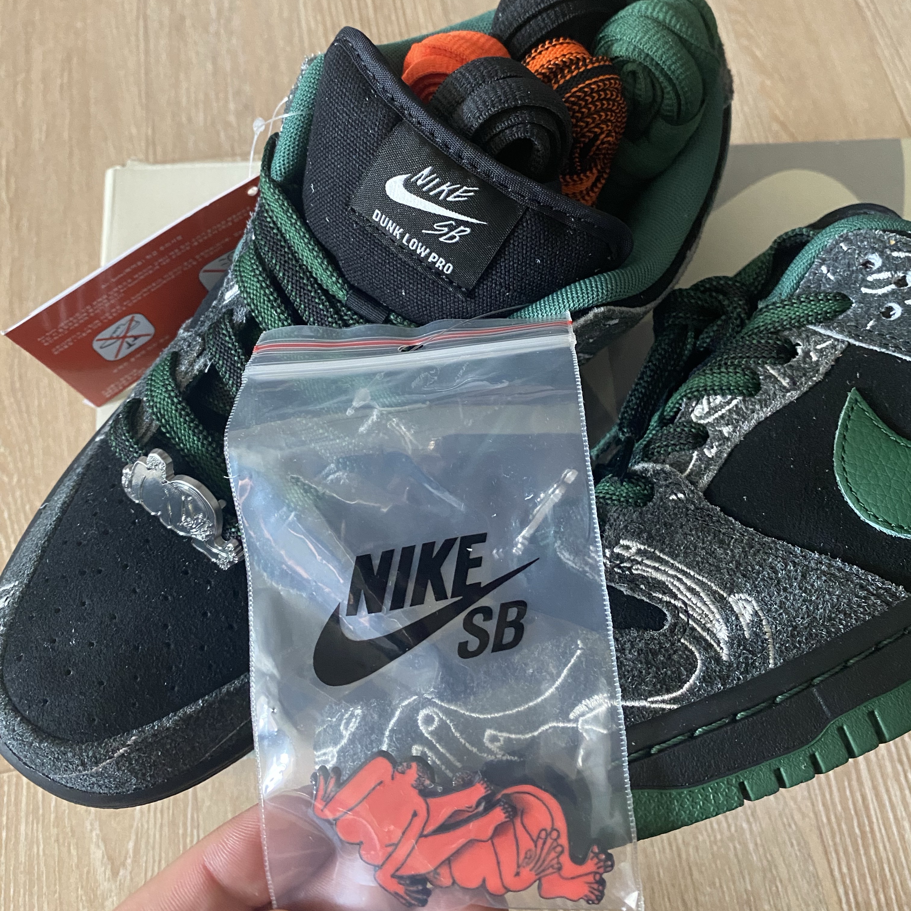 Nike x There SB Dunk Low Pro Anthracite and Gorge Green 착용 스타일 - 2