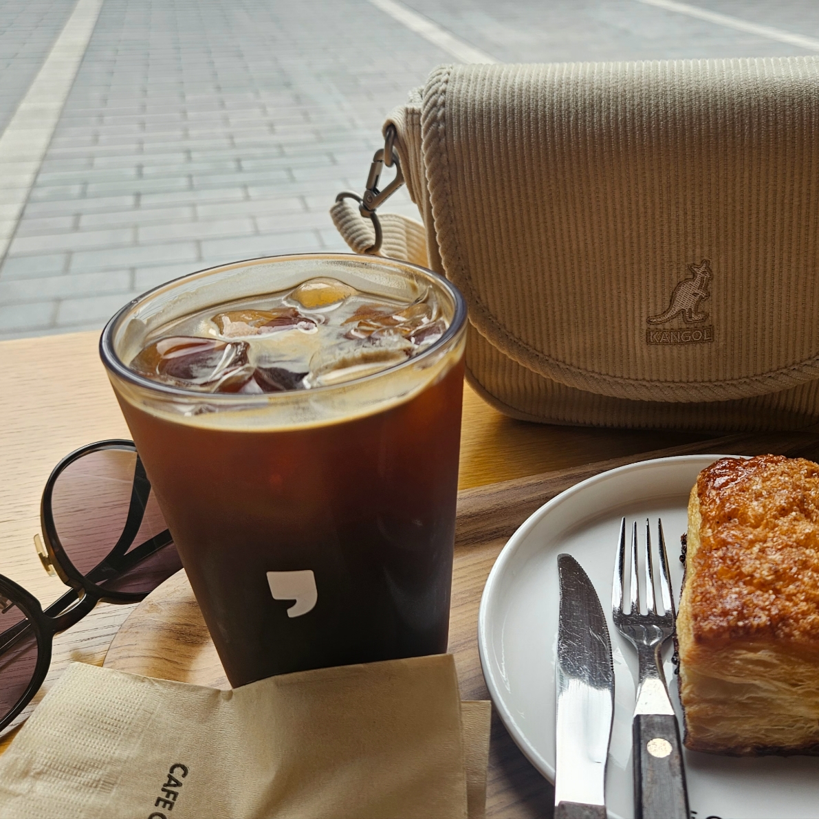 (W) Camper Right Leather Cross Strap Sandals Black, (W) Helen Kaminski Bianca Nougat Natural Logo 착용 스타일 - 1
