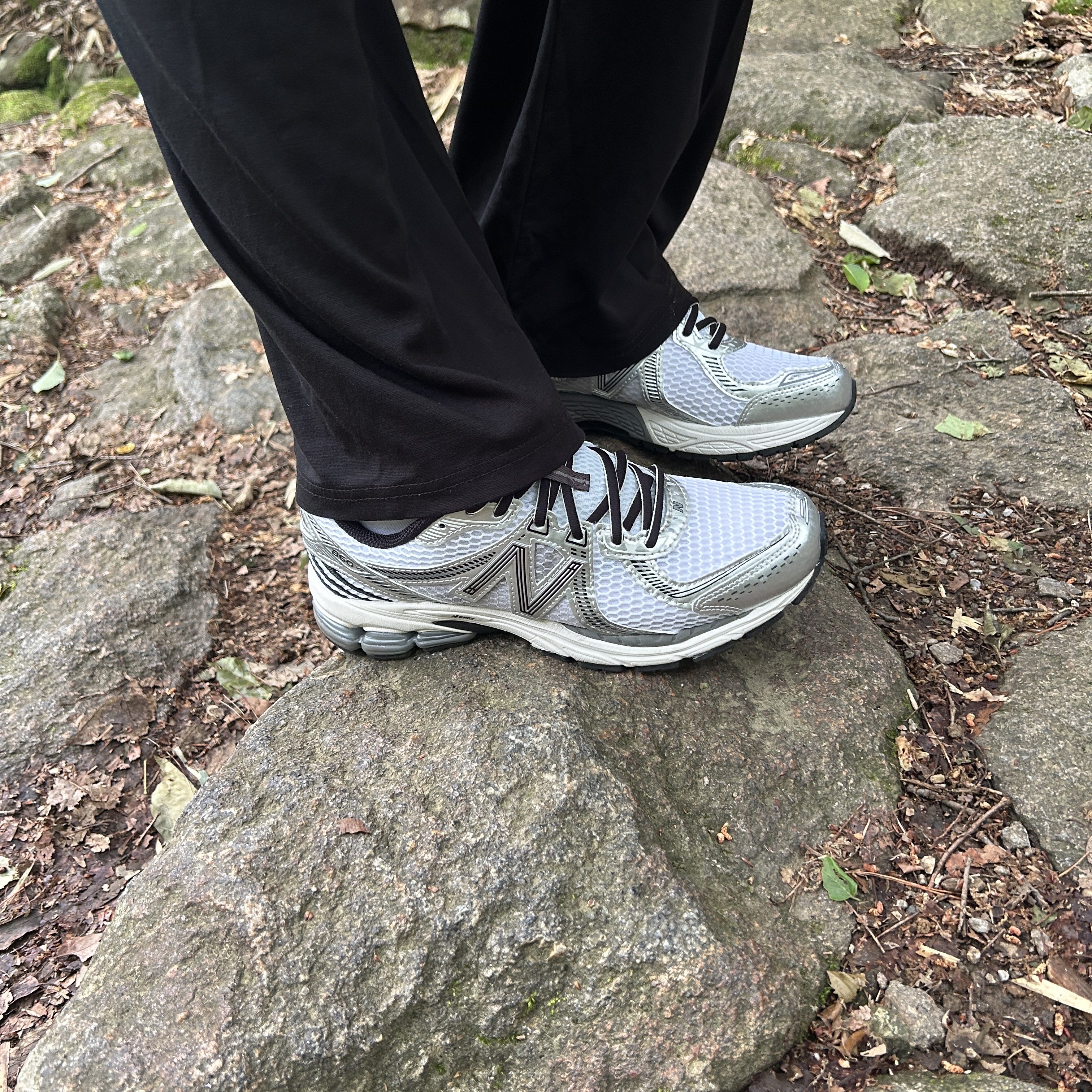 New Balance 860v2 Optic White 착용 스타일