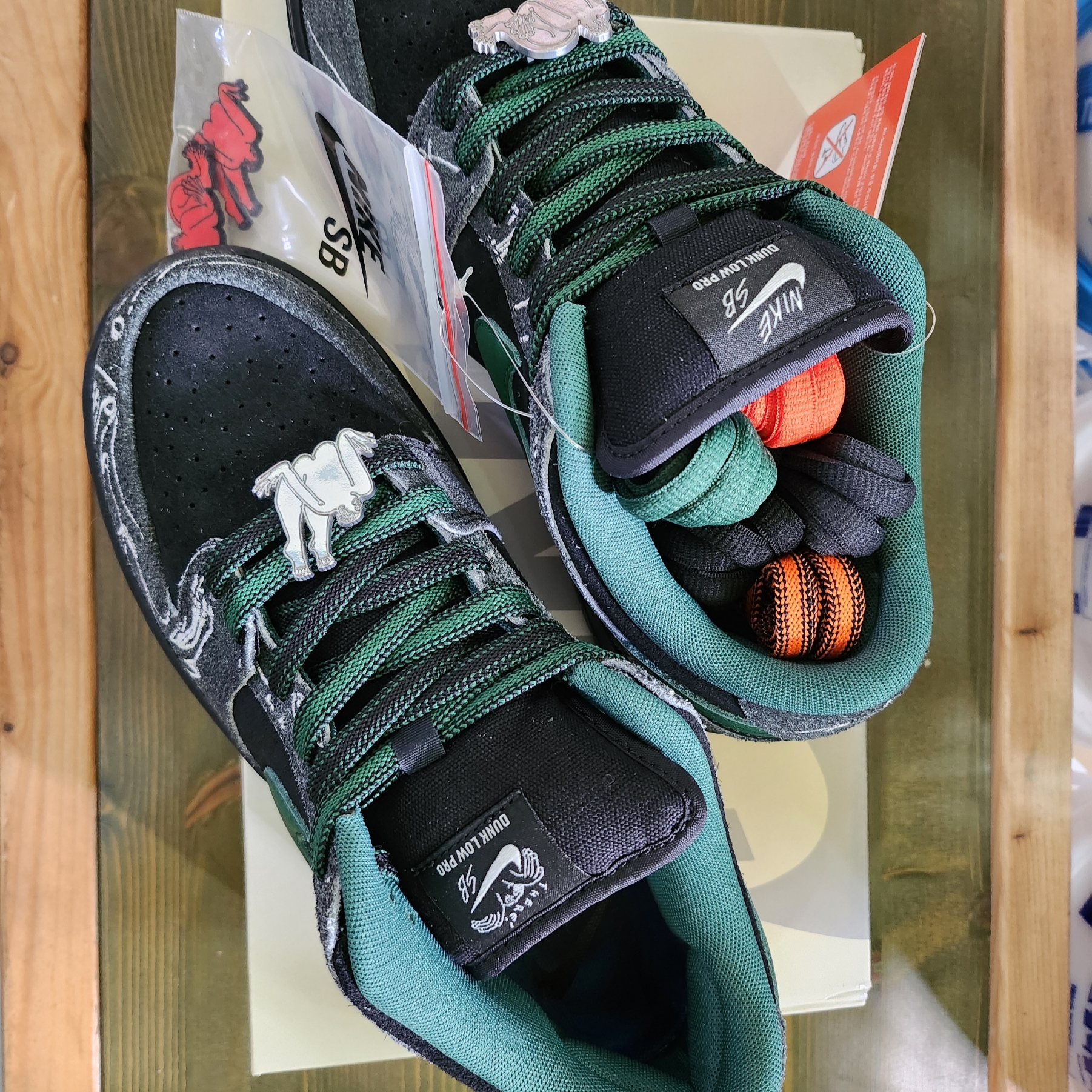 Nike x There SB Dunk Low Pro Anthracite and Gorge Green 착용 스타일 - 2