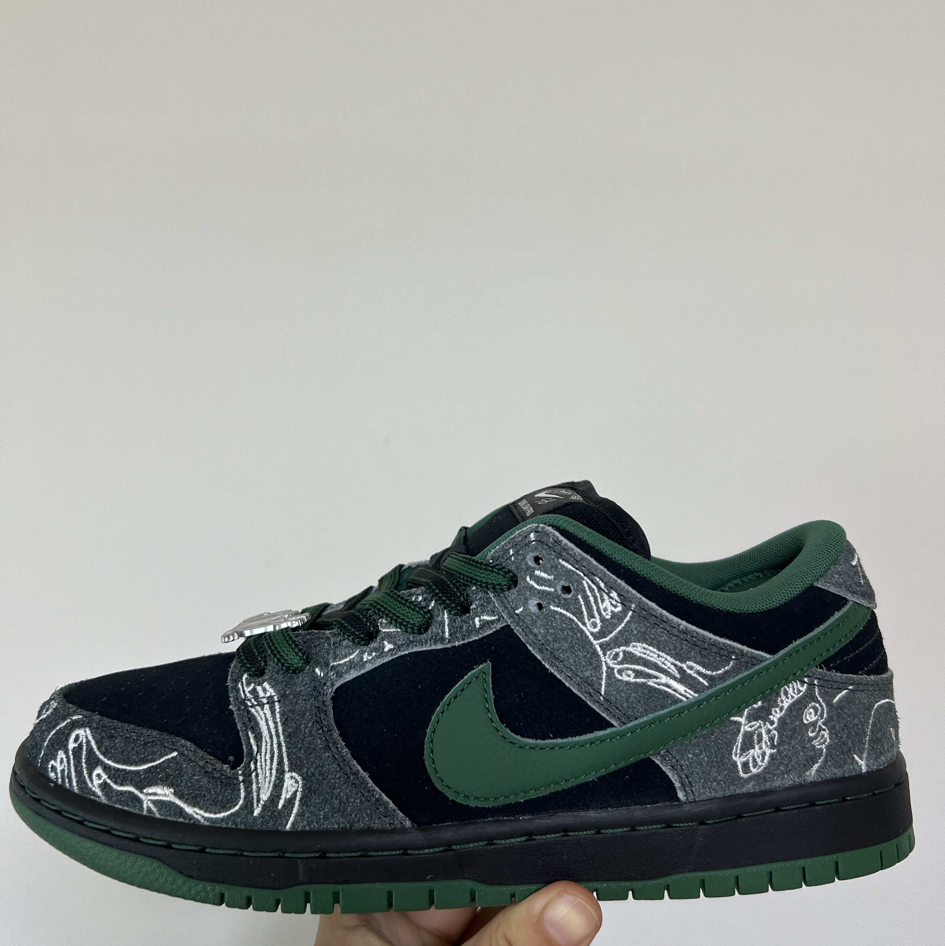 Nike x There SB Dunk Low Pro Anthracite and Gorge Green 착용 스타일 - 1