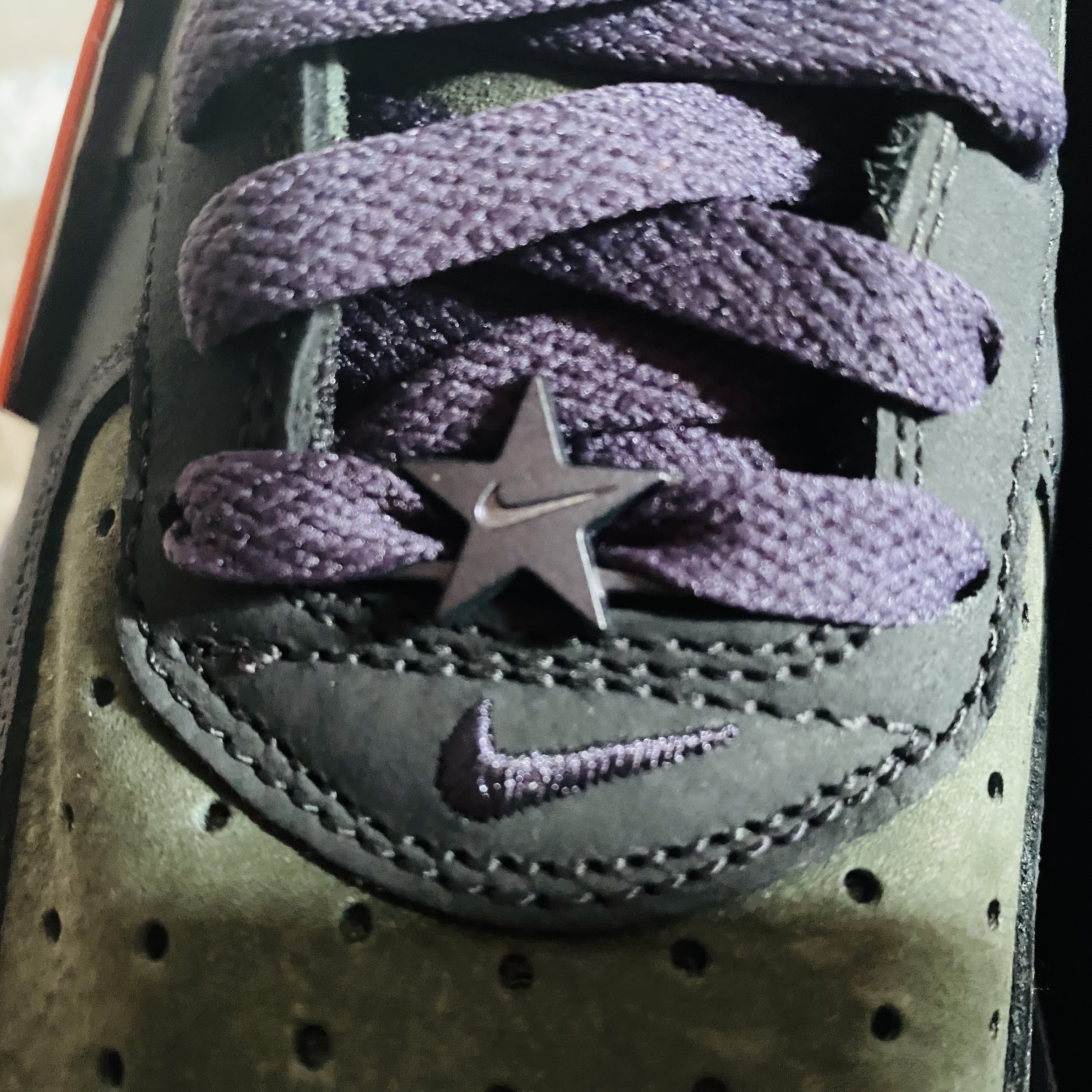 Nike Air Force 1 Retro Seoul Black and Sequoia, Stussy Metal Bent Crown Keychain Silver 착용 스타일 - 7