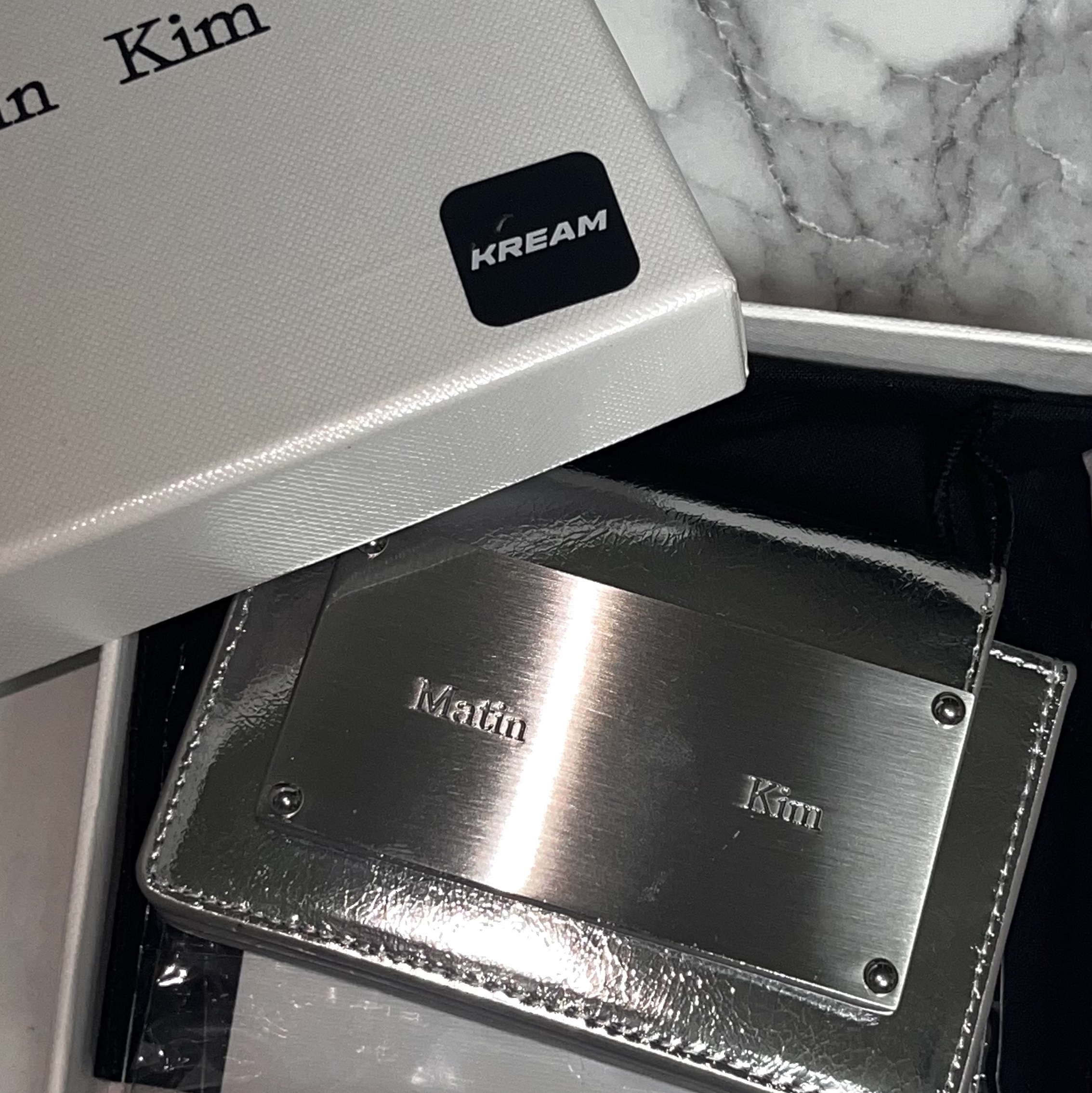 Matin Kim Accordion Wallet Silver 착용 스타일