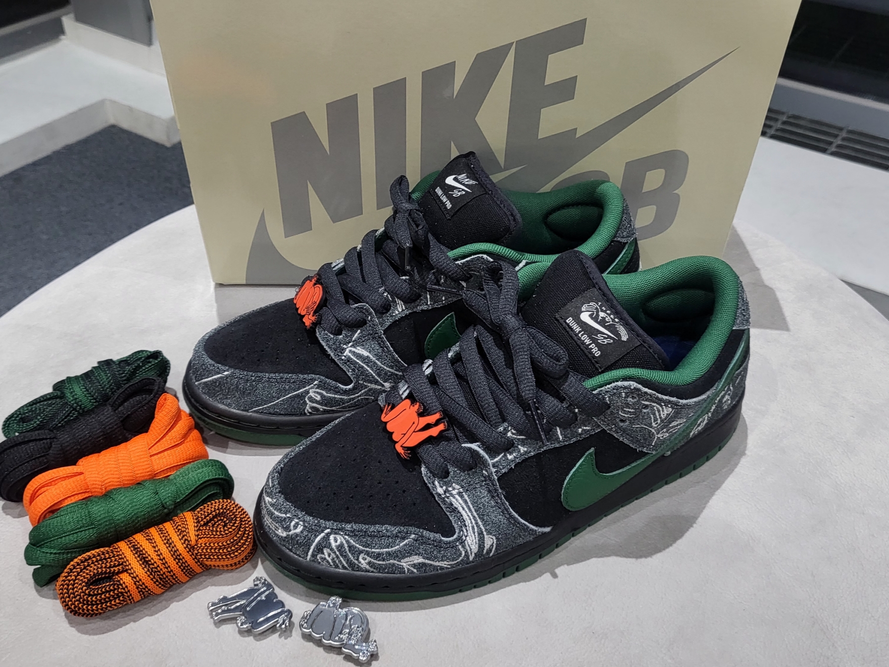 Nike x There SB Dunk Low Pro Anthracite and Gorge Green 착용 스타일 - 3