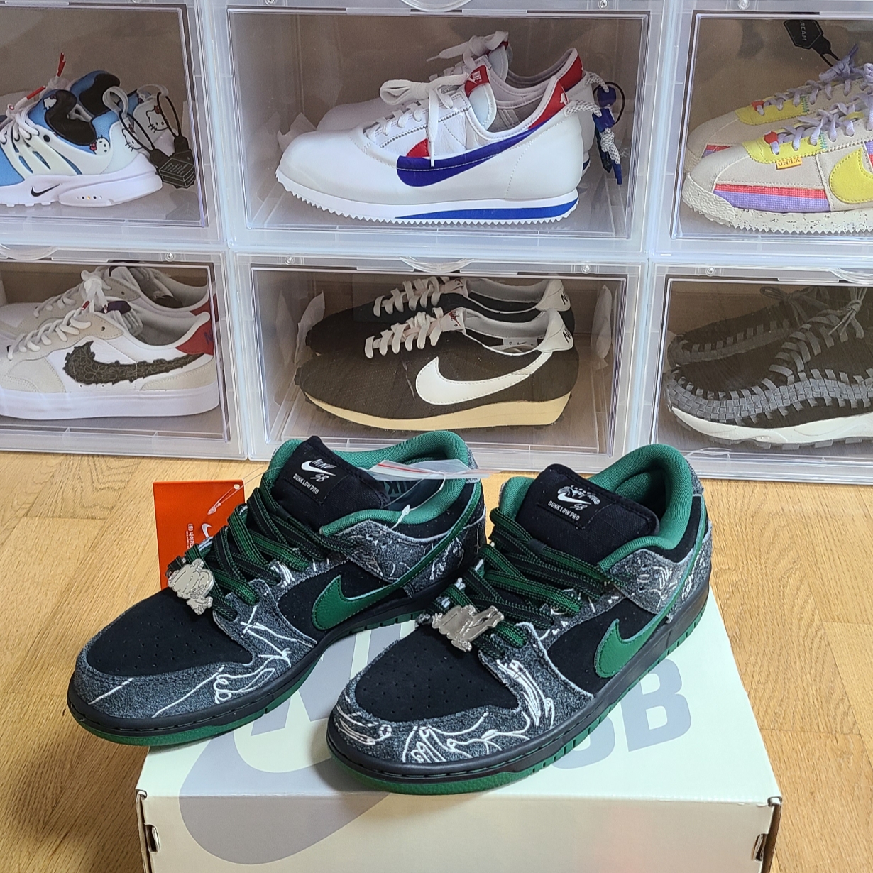 Nike x There SB Dunk Low Pro Anthracite and Gorge Green 착용 스타일 - 1