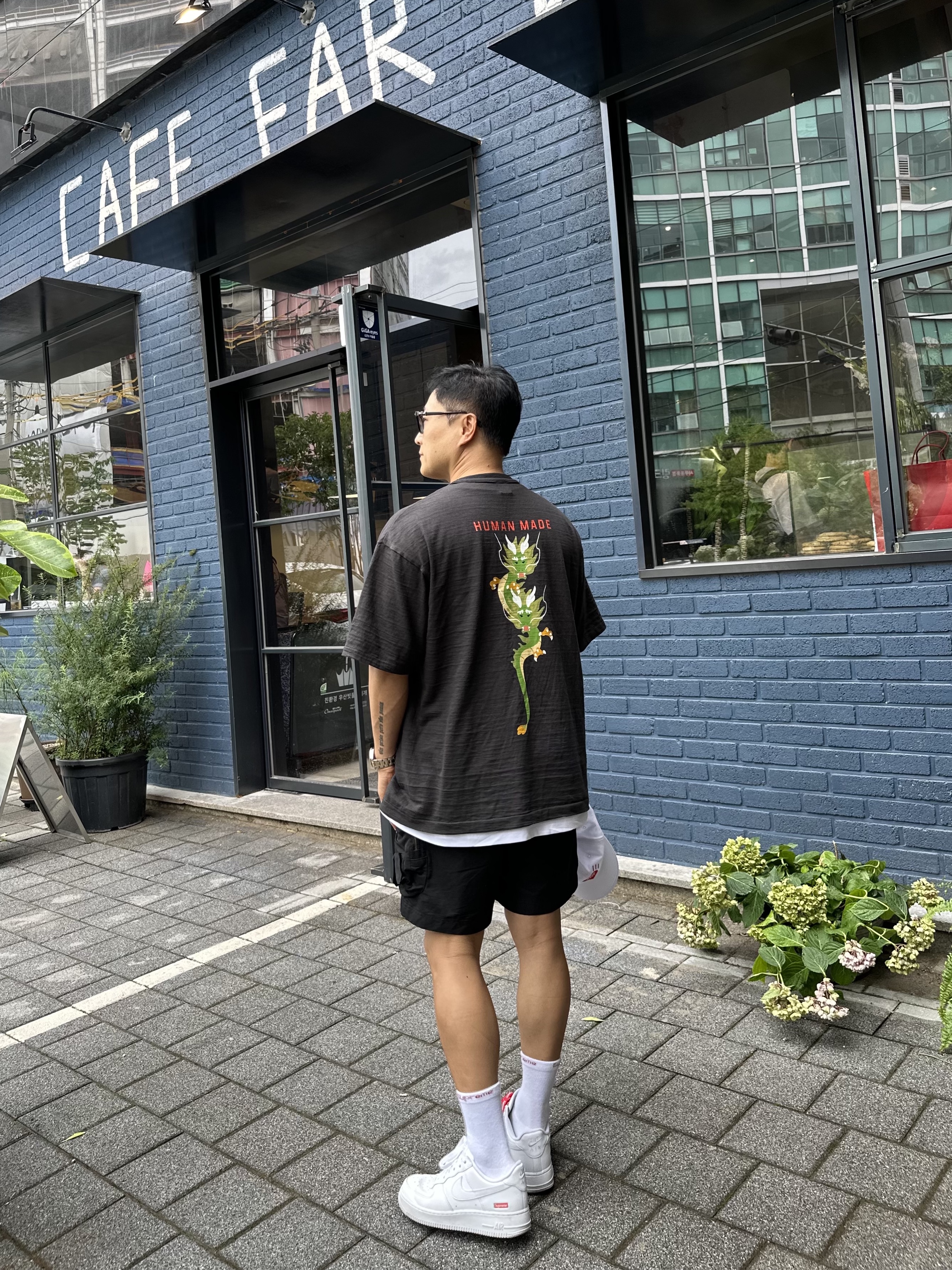 Human Made Graphic T-Shirt #1 2 Black, Nike x Supreme Air Force 1 Low White 착용 스타일
