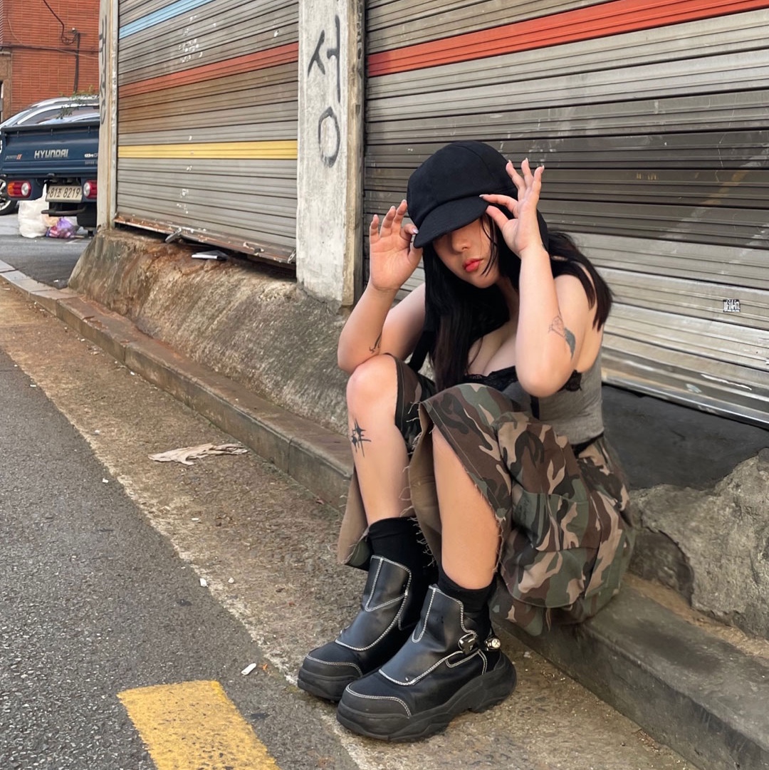 Undermycar Mu.44 Anti Fxxking Logo Play Big Cargo Camo Shorts Camo Khaki 착용 스타일 - 3