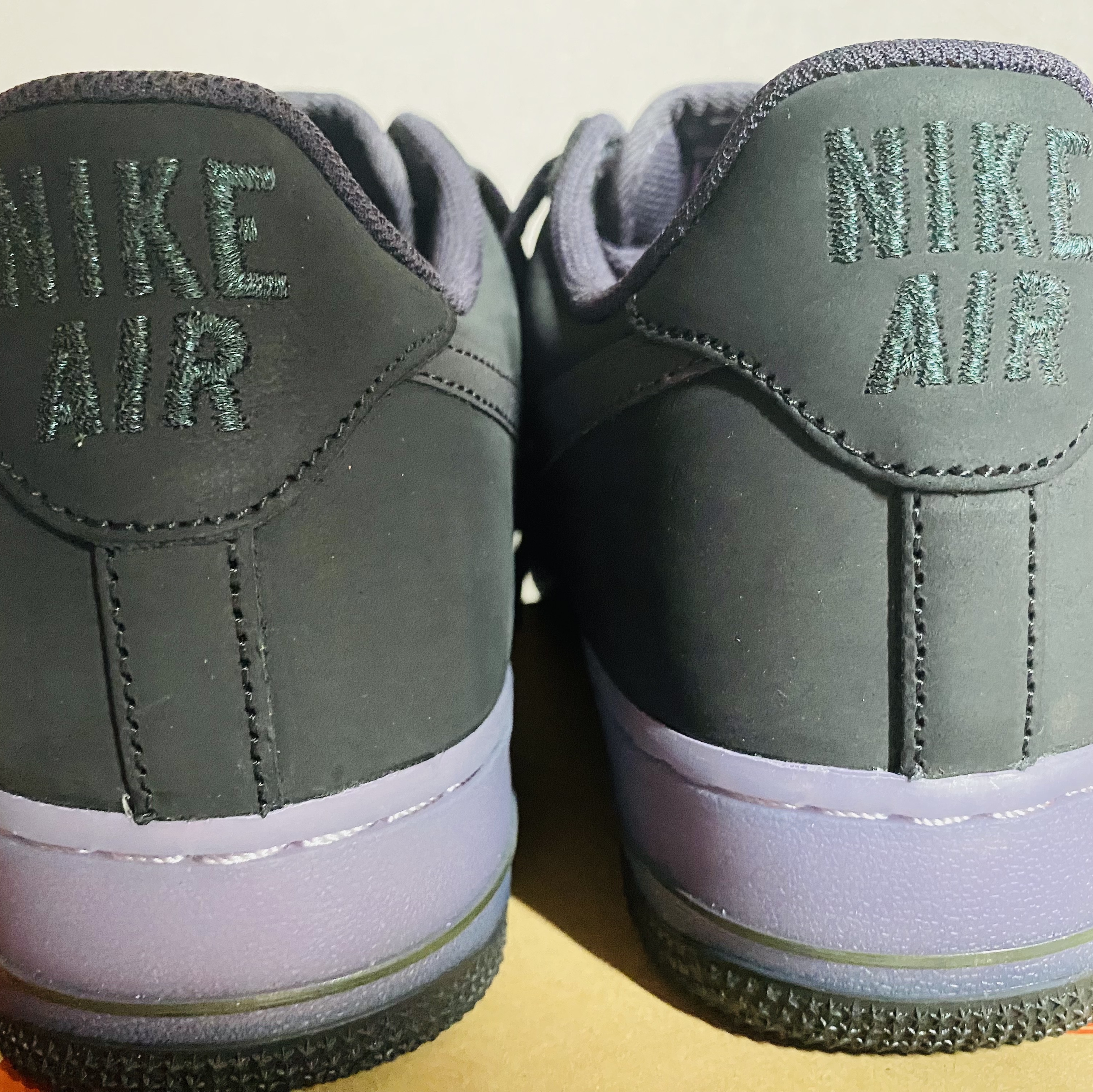 Nike Air Force 1 Retro Seoul Black and Sequoia, Stussy Metal Bent Crown Keychain Silver 착용 스타일 - 5