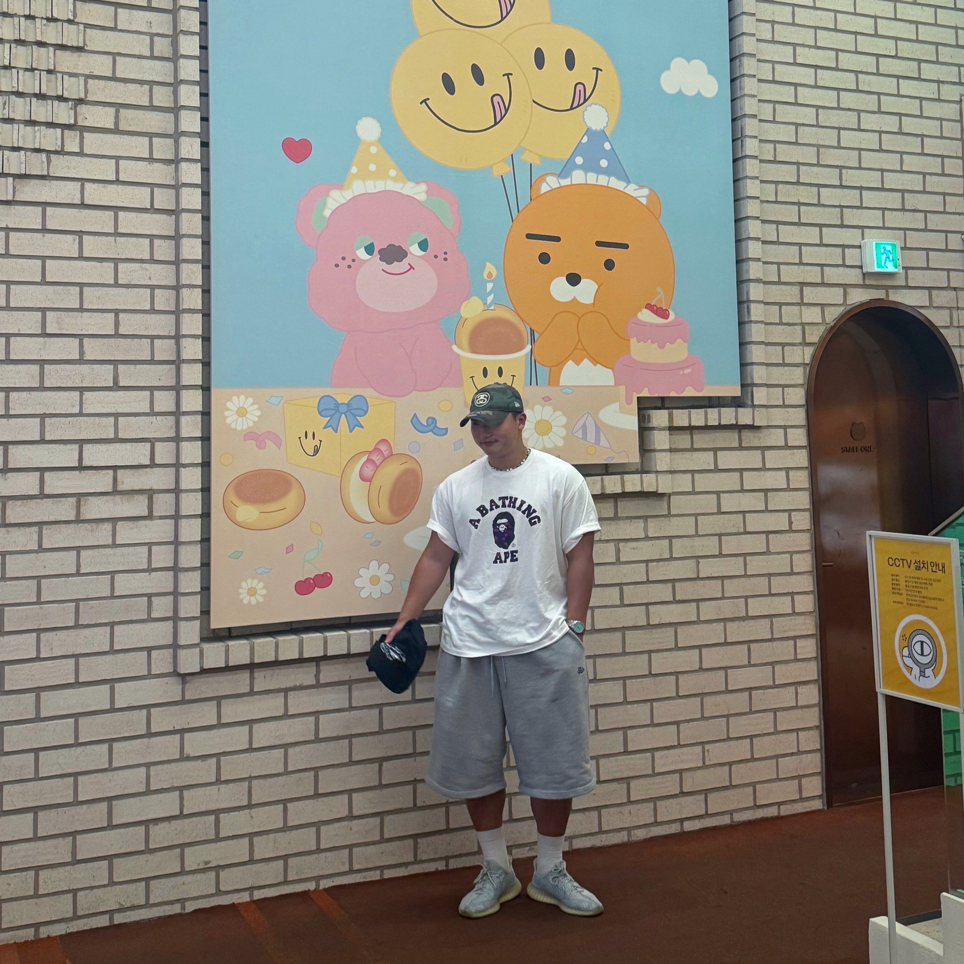 Stussy SS Link 9Twenty Cap Woodland Camo, BAPE Color Camo College T-Shirt White Purple 착용 스타일 - 1