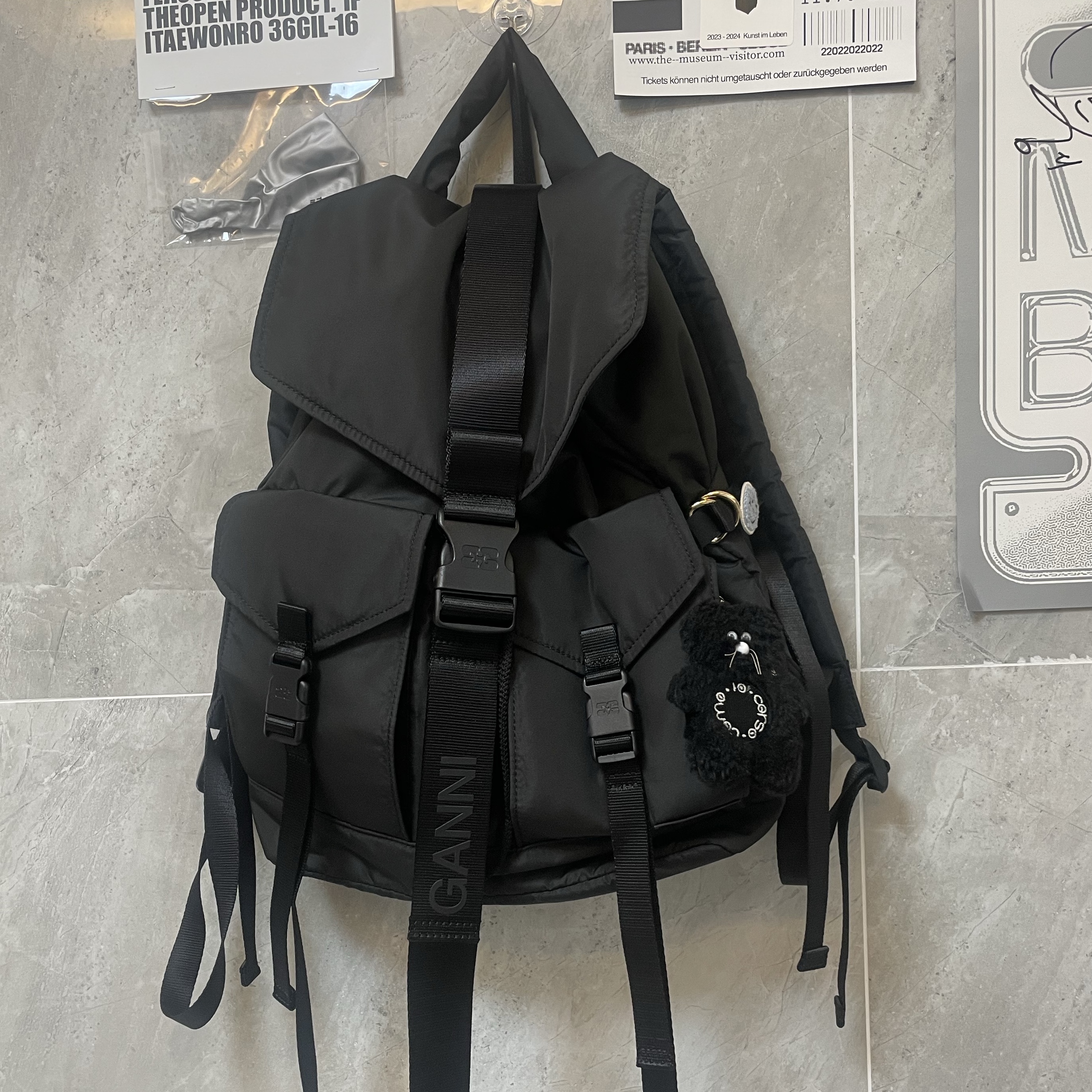 Ganni Tech Backpack Black 착용 스타일