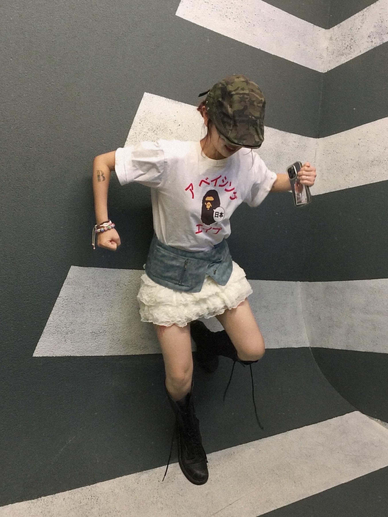 BAPE Japan Katakana College City T-Shirt White, (W) Dr. Martens 1B60 Boots Black 착용 스타일 - 2
