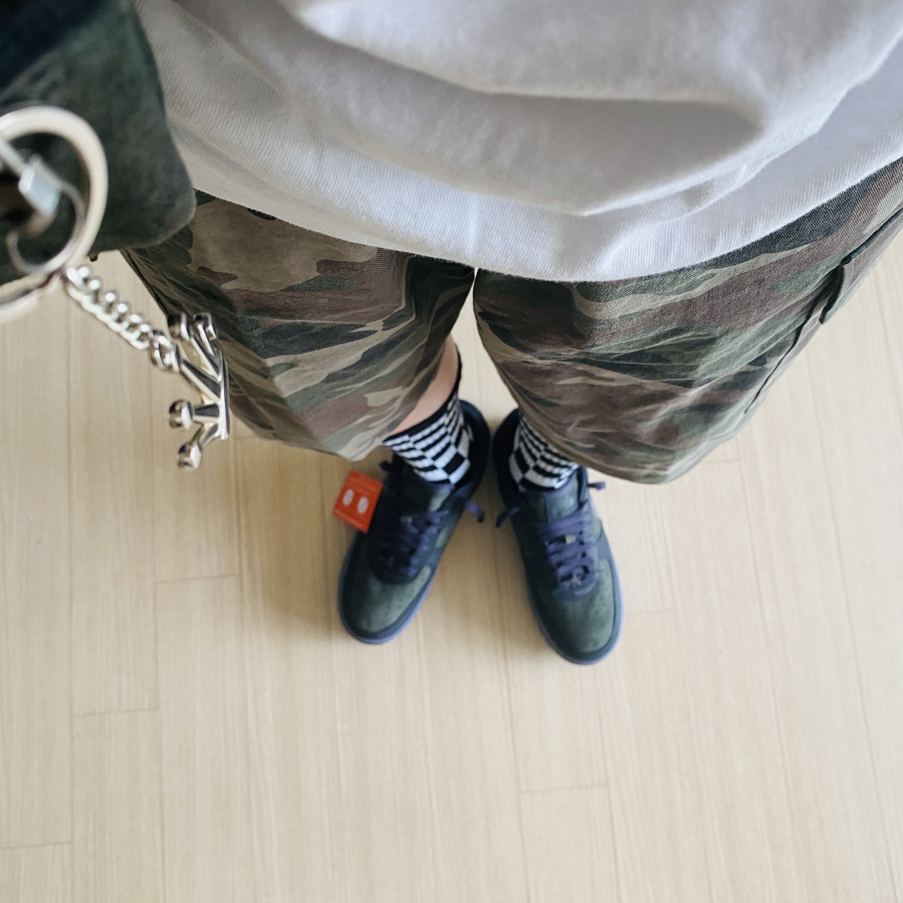 Nike Air Force 1 Retro Seoul Black and Sequoia, Stussy Metal Bent Crown Keychain Silver 착용 스타일 - 2