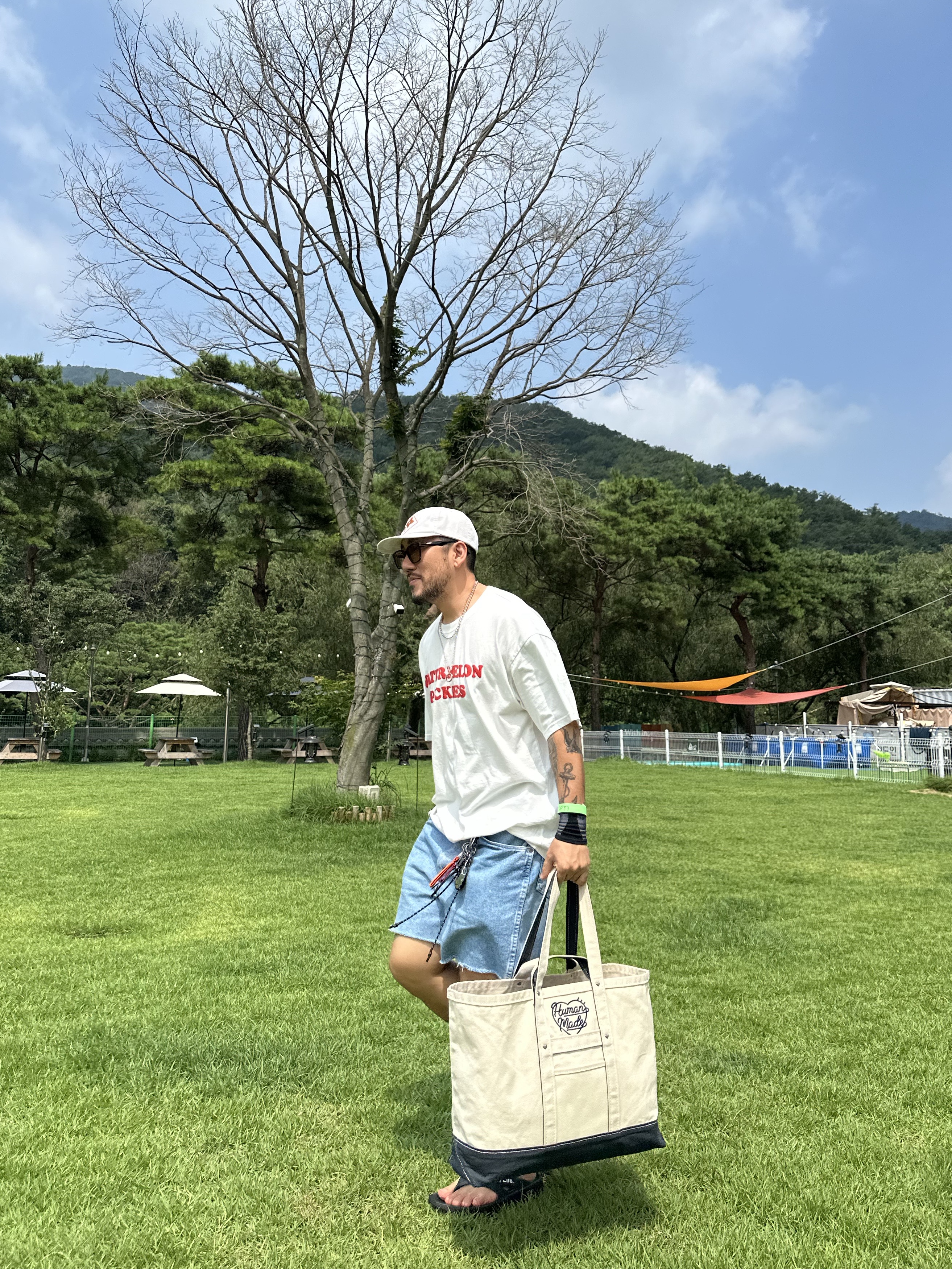 Human Made Heavy Canvas Tote Large Navy, Oofos x Takahiromiyashita The Soloist The Soloist's Way Of Life Flip-Flop Black White 착용 스타일 - 1