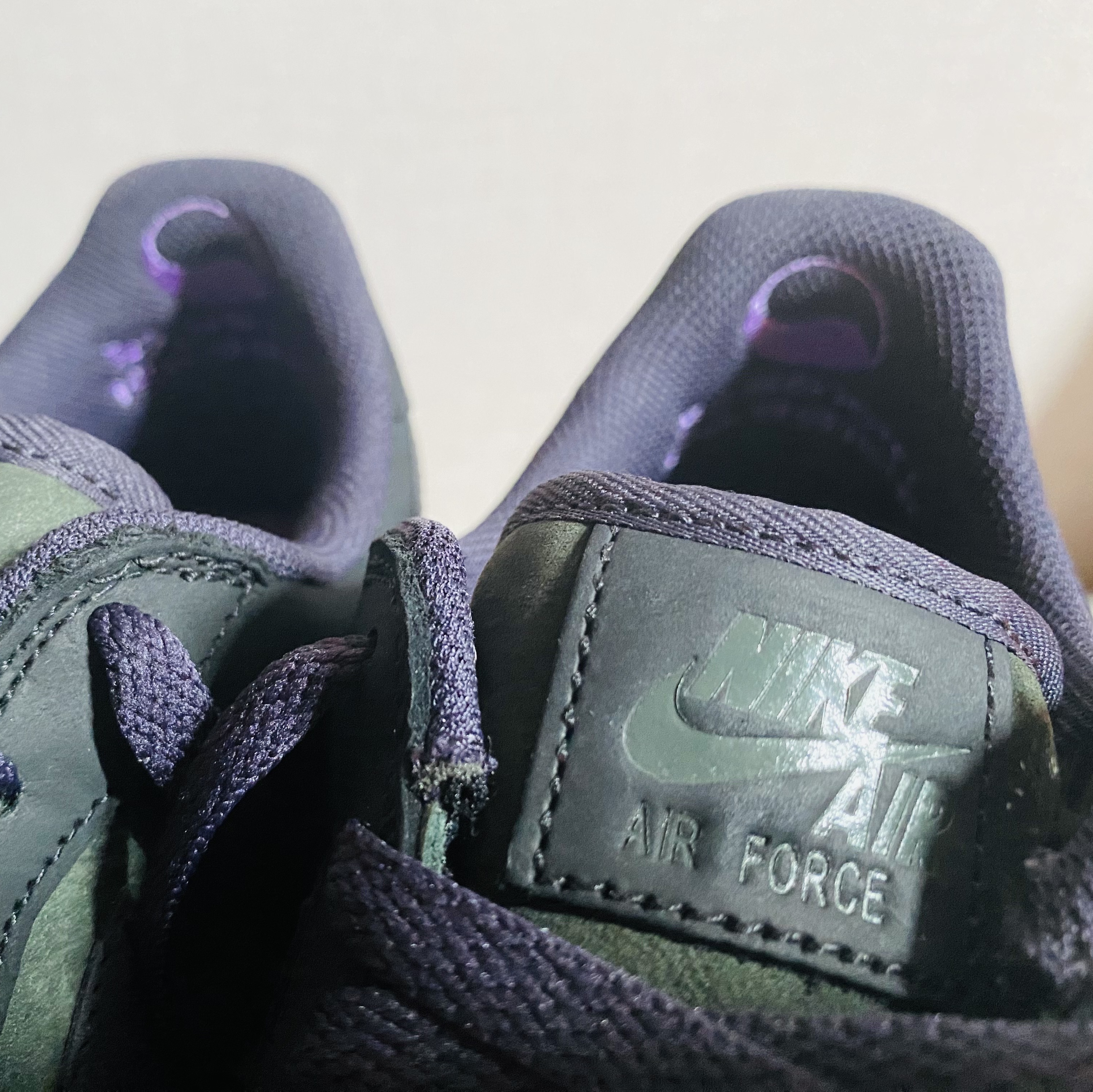 Nike Air Force 1 Retro Seoul Black and Sequoia, Stussy Metal Bent Crown Keychain Silver 착용 스타일 - 6