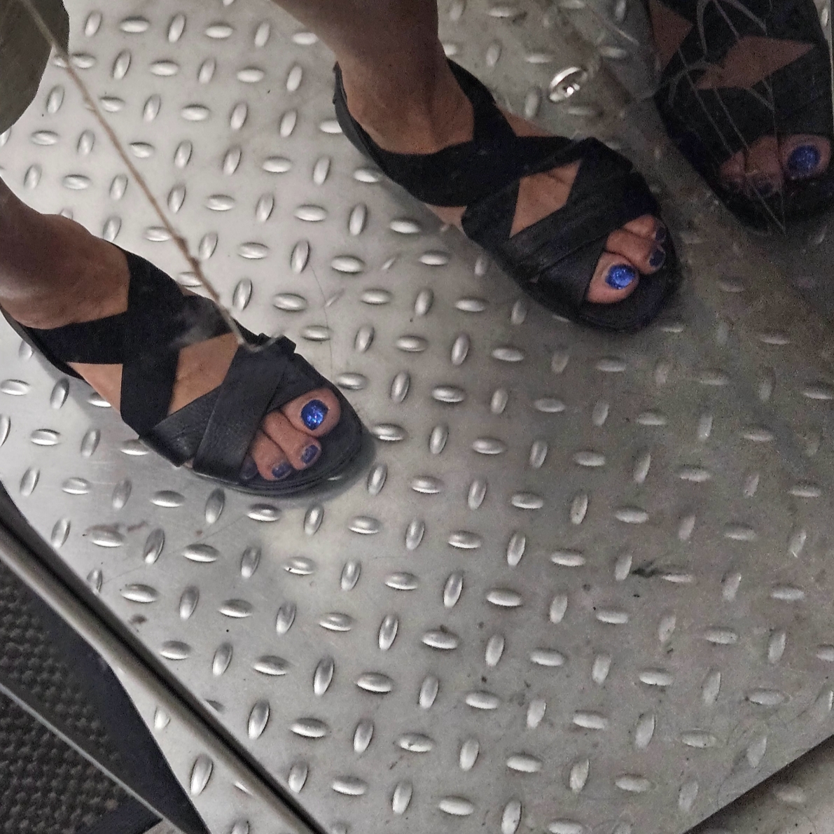 (W) Camper Right Leather Cross Strap Sandals Black, (W) Helen Kaminski Bianca Nougat Natural Logo 착용 스타일 - 3