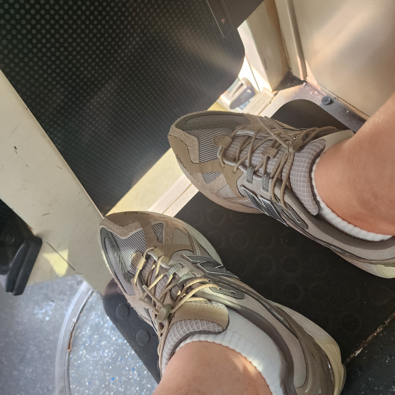 New Balance x Invincible x N.Hoolywood 1906U Grey 착용 스타일 - 2