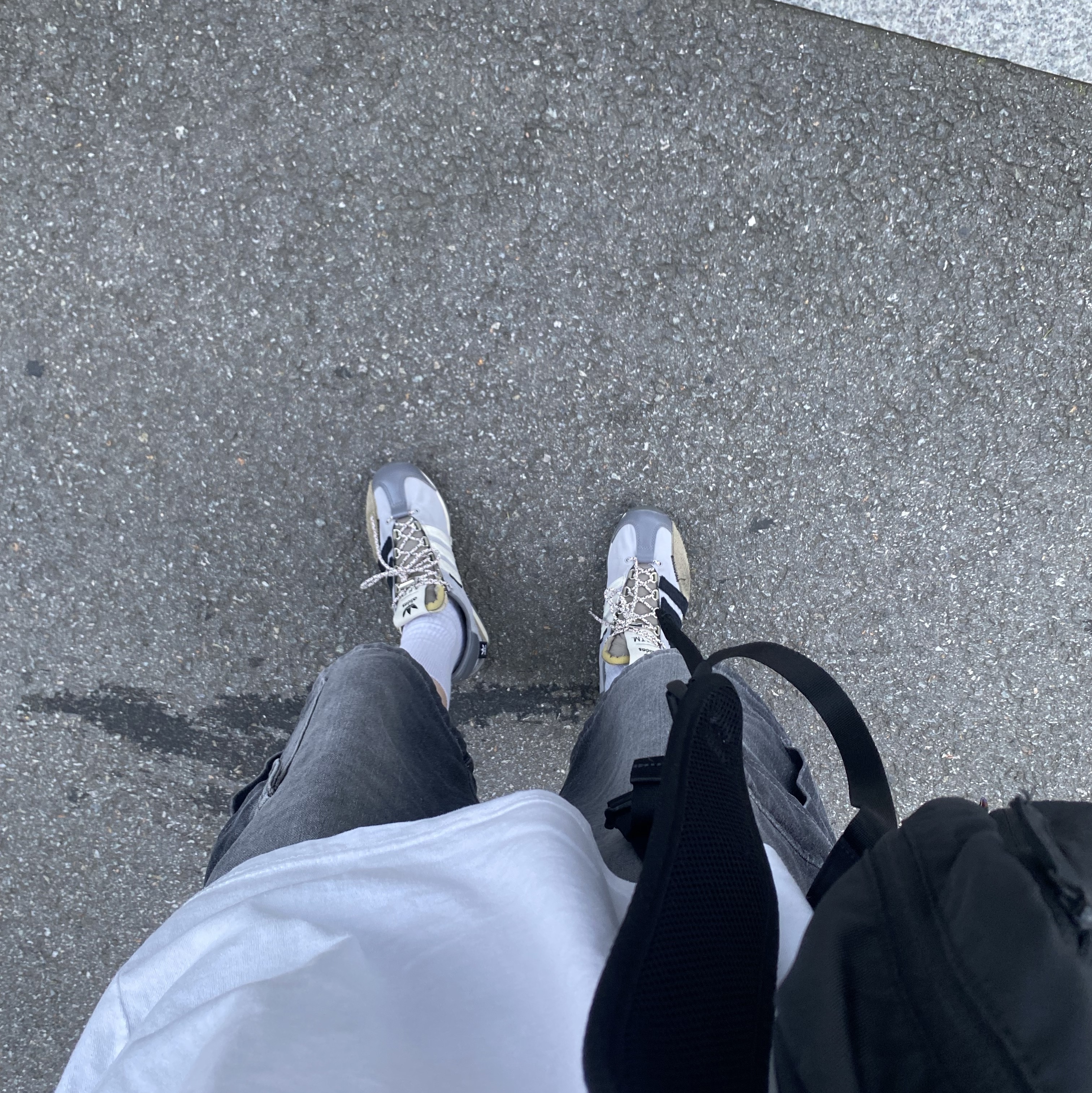 Adidas x Song for the Mute Country OG Grey Two Core Black 착용 스타일