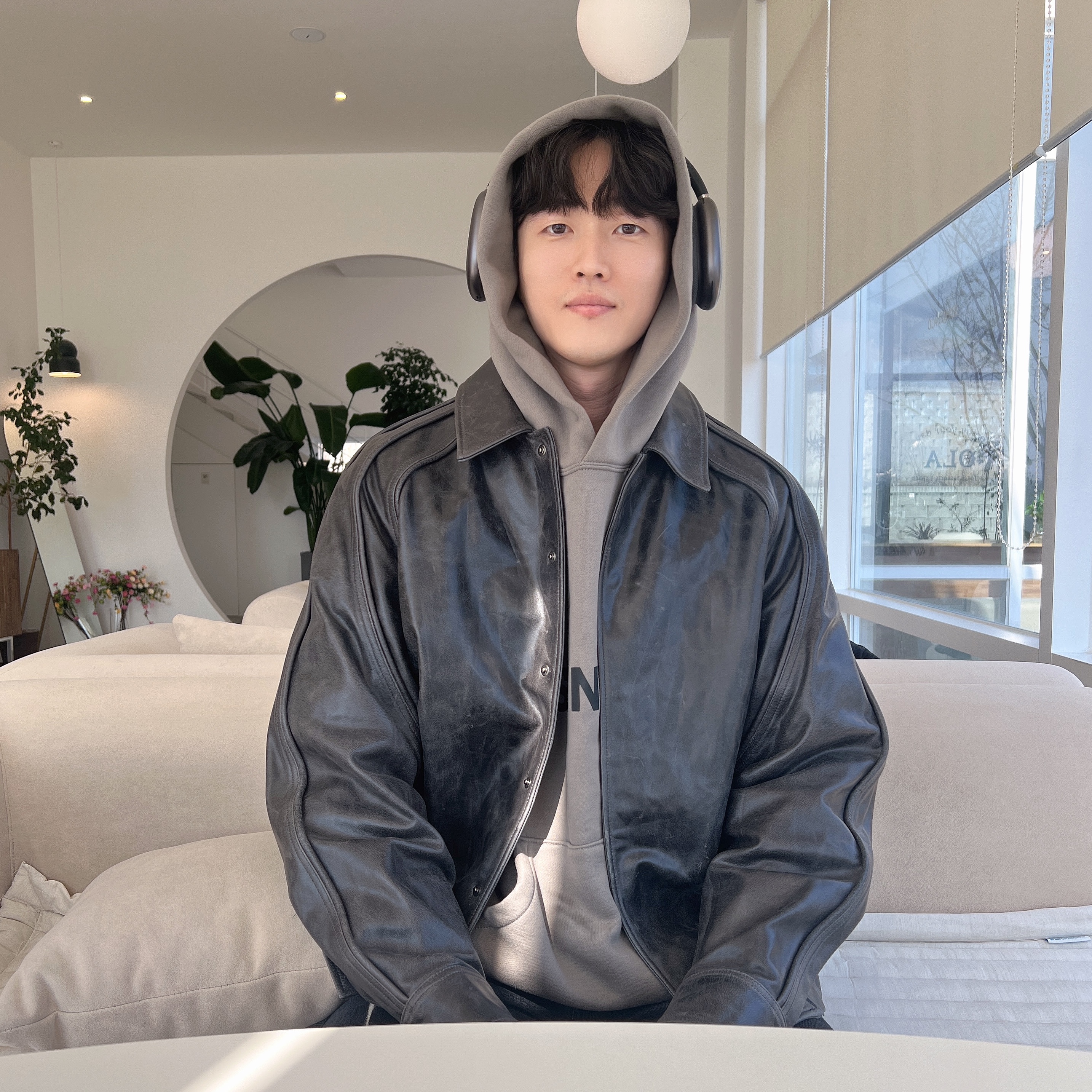 Apple AirPods Max Lightning Space Gray (Korean Ver.), Essentials Knit Pullover Hoodie Taupe - 21SS 착용 스타일