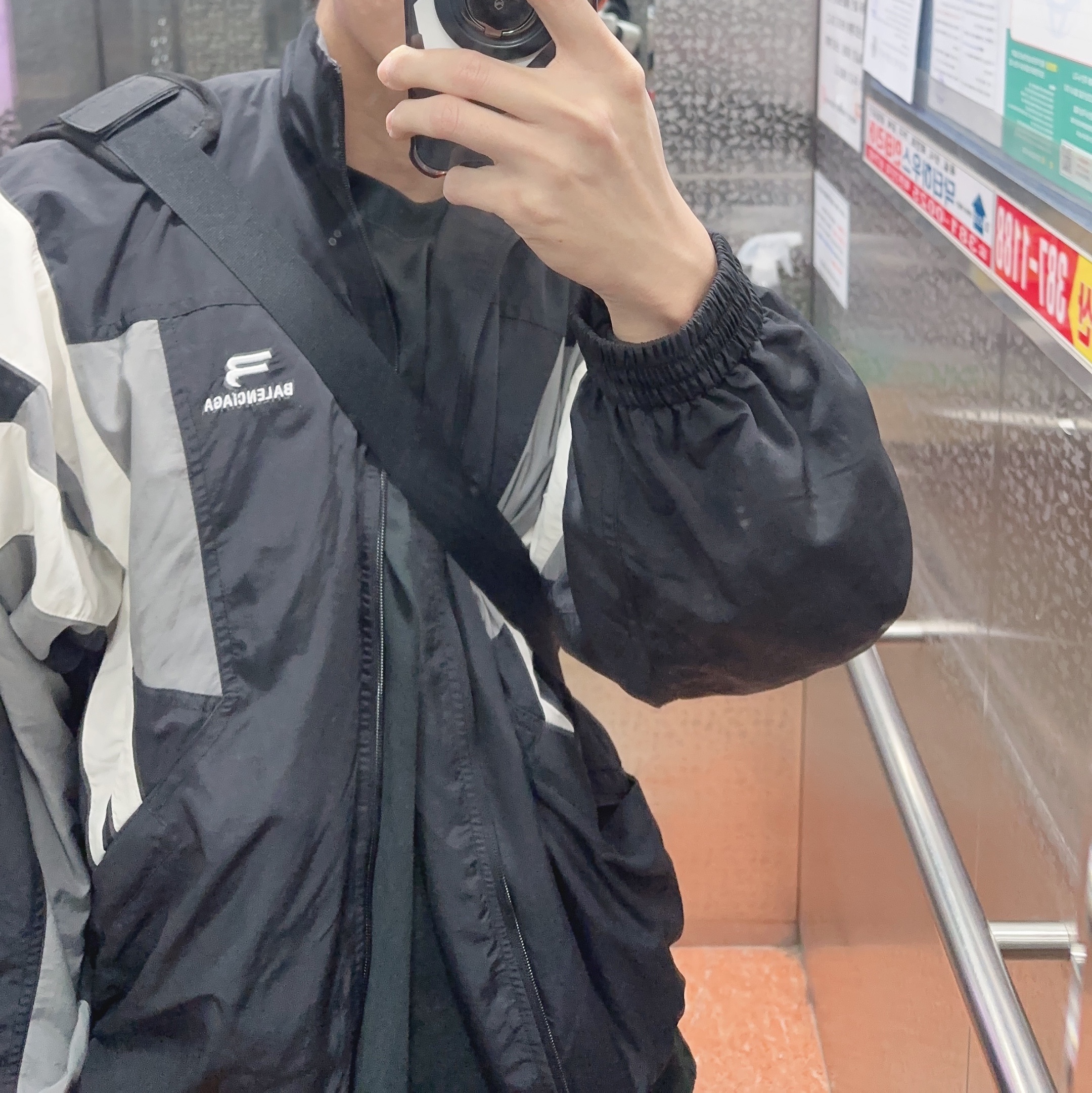 Balenciaga Sporty B Track Jacket Black 착용 스타일