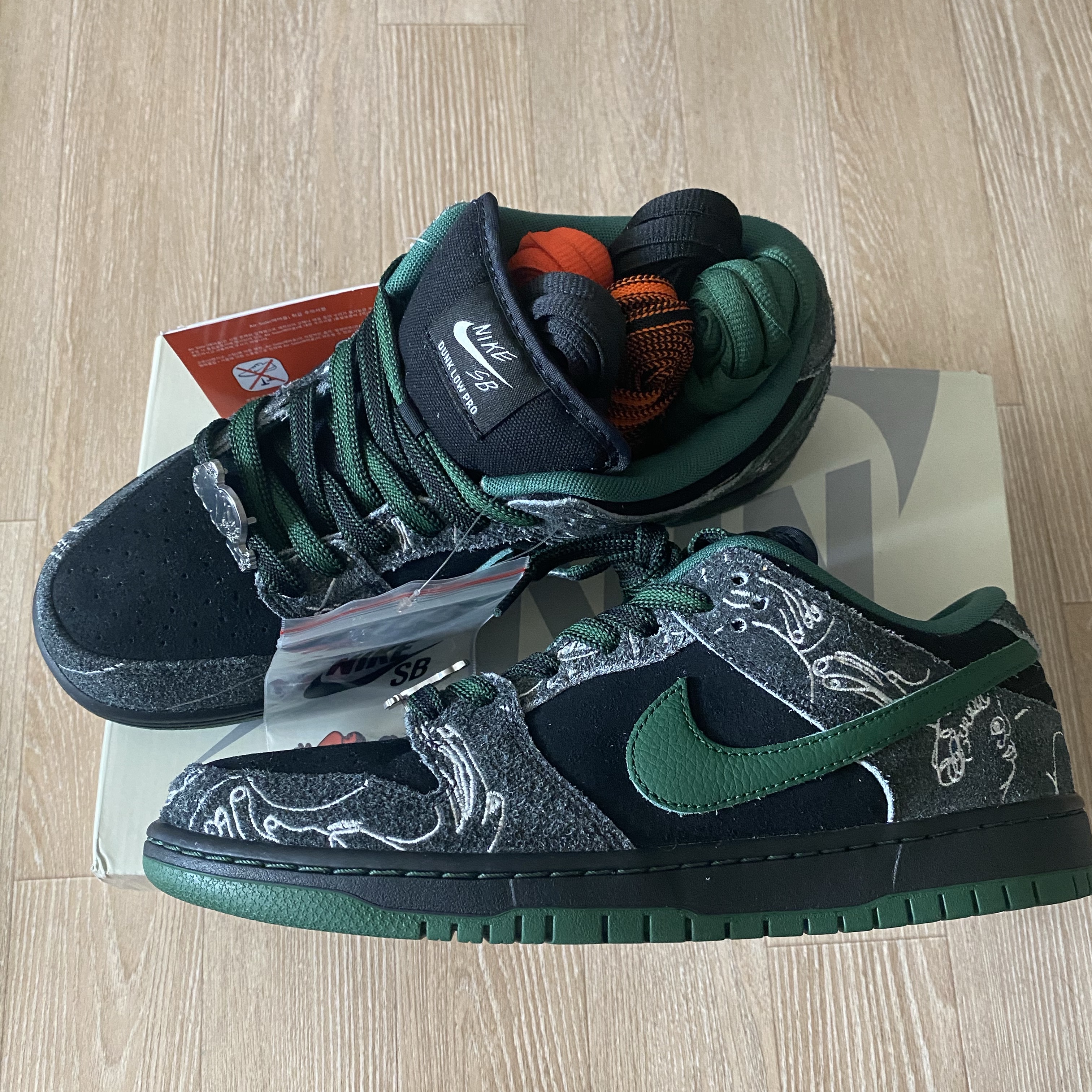 Nike x There SB Dunk Low Pro Anthracite and Gorge Green 착용 스타일 - 1