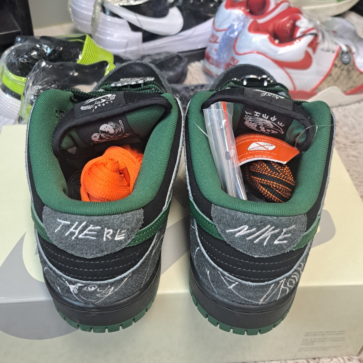 Nike x There SB Dunk Low Pro Anthracite and Gorge Green 착용 스타일 - 4