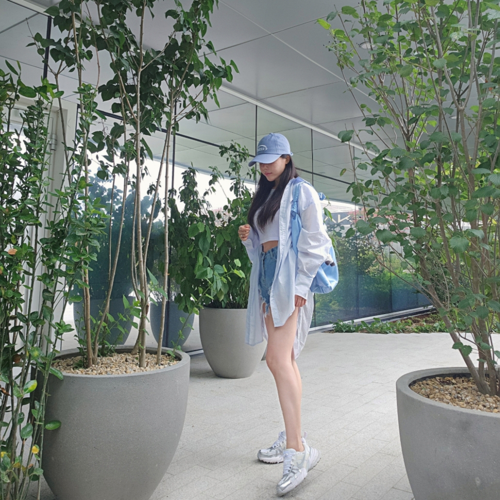 Cos Nylon Hitch Shoulder Bag Light Blue, Emis New Logo Ball Cap Light Blue 착용 스타일 - 2