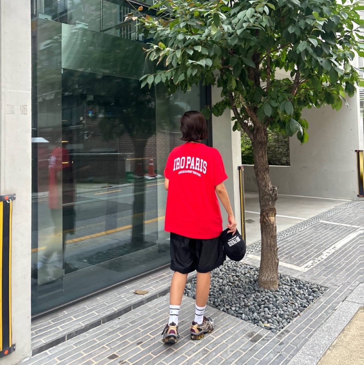 Iro Club De Paris Edition Cotton Ball Cap Black, Iro Club De Paris Edition Cotton T-Shirt Red 착용 스타일 - 5