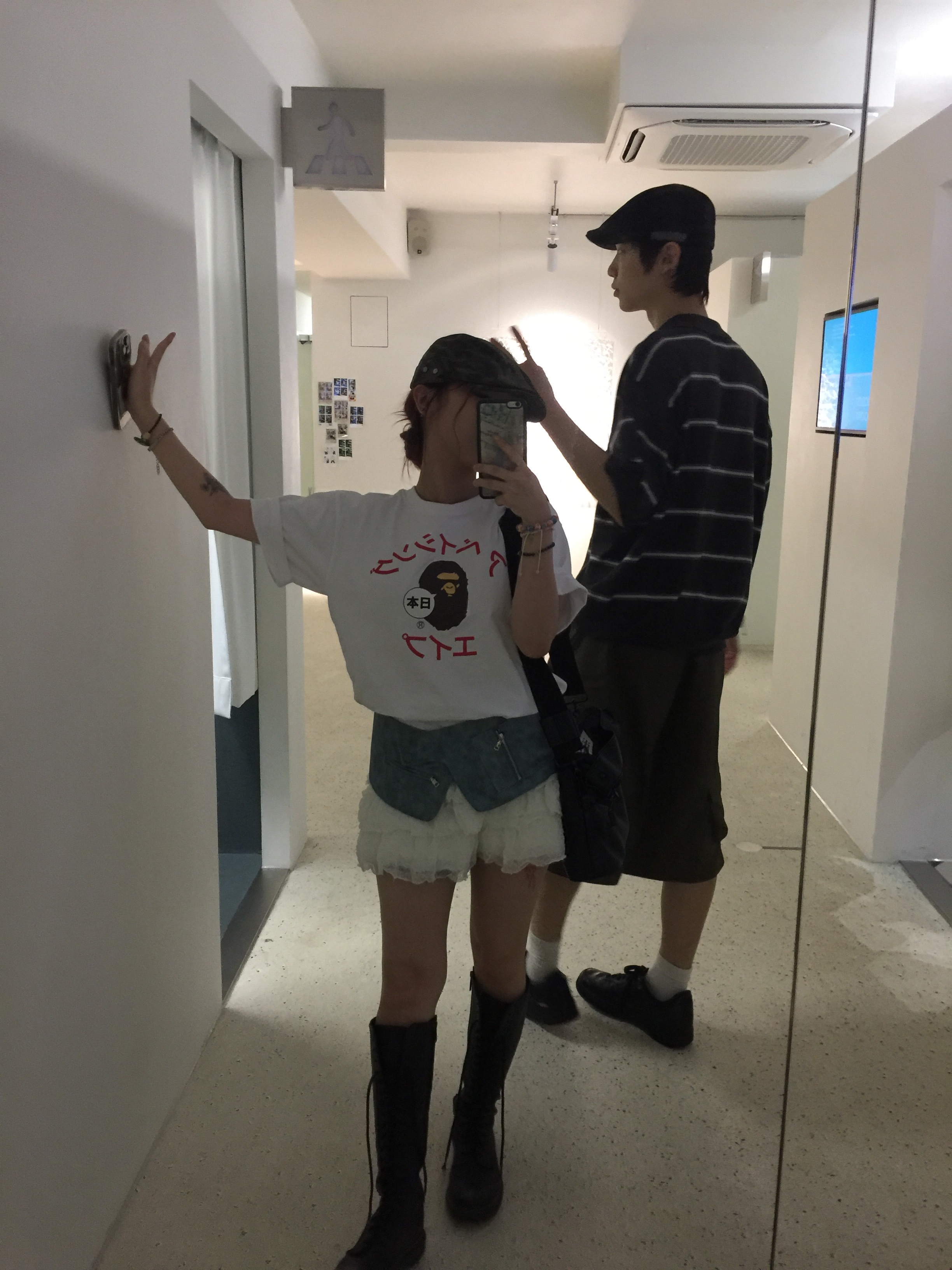 BAPE Japan Katakana College City T-Shirt White, (W) Dr. Martens 1B60 Boots Black 착용 스타일 - 1