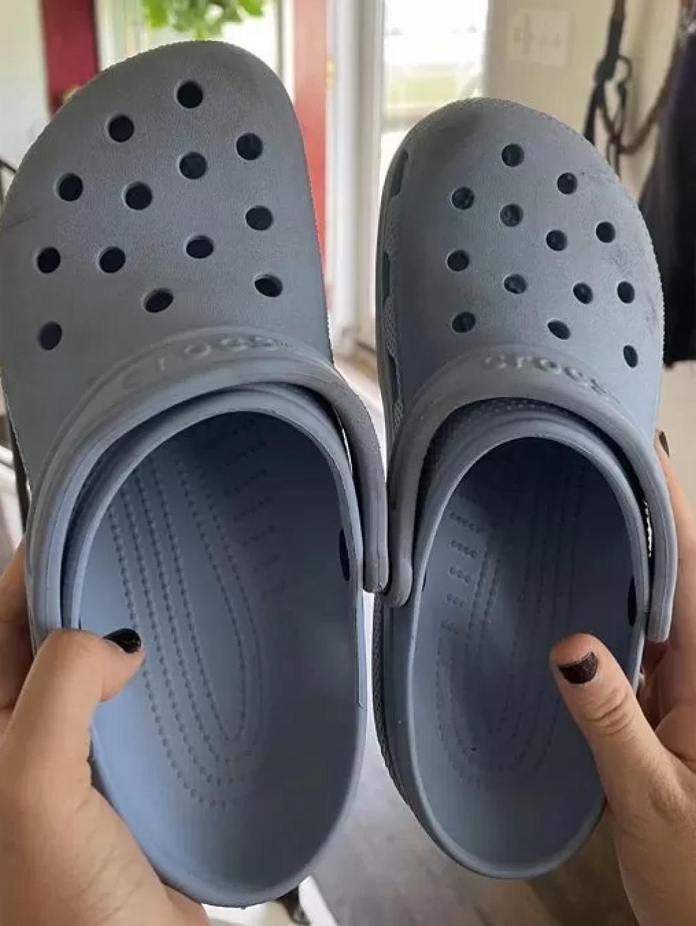 Crocs Bayaband Clog White Navy, Crocs Echo Clog Bone Black 착용 스타일 - 2