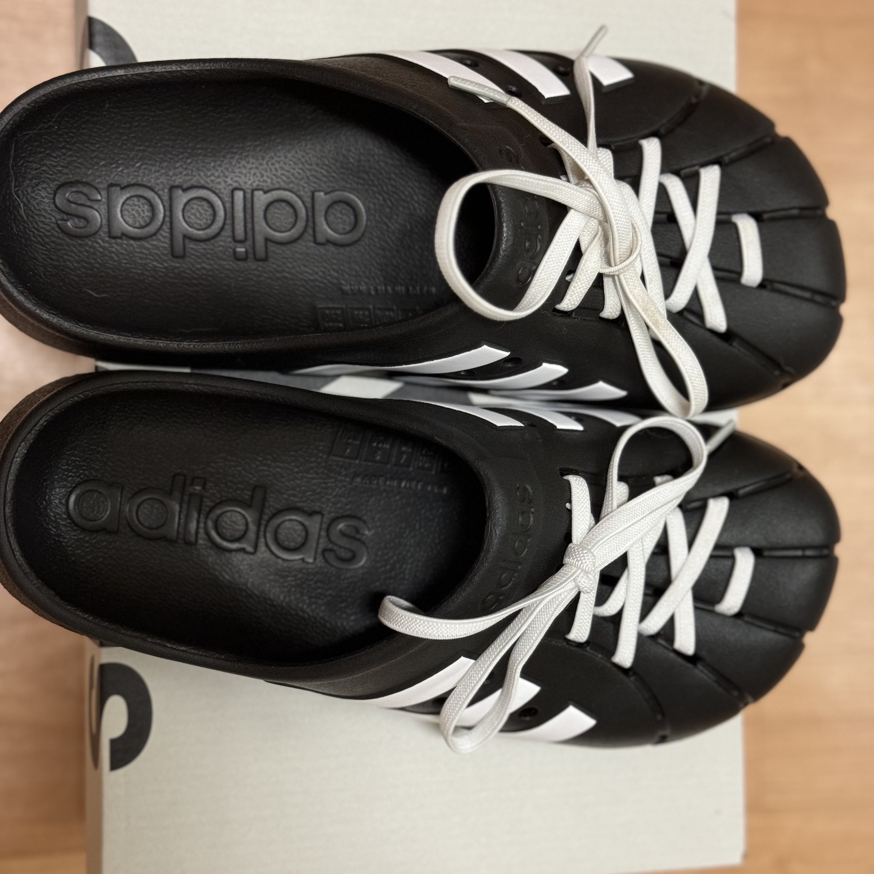 Adidas Adilette Clog Black White 착용 스타일