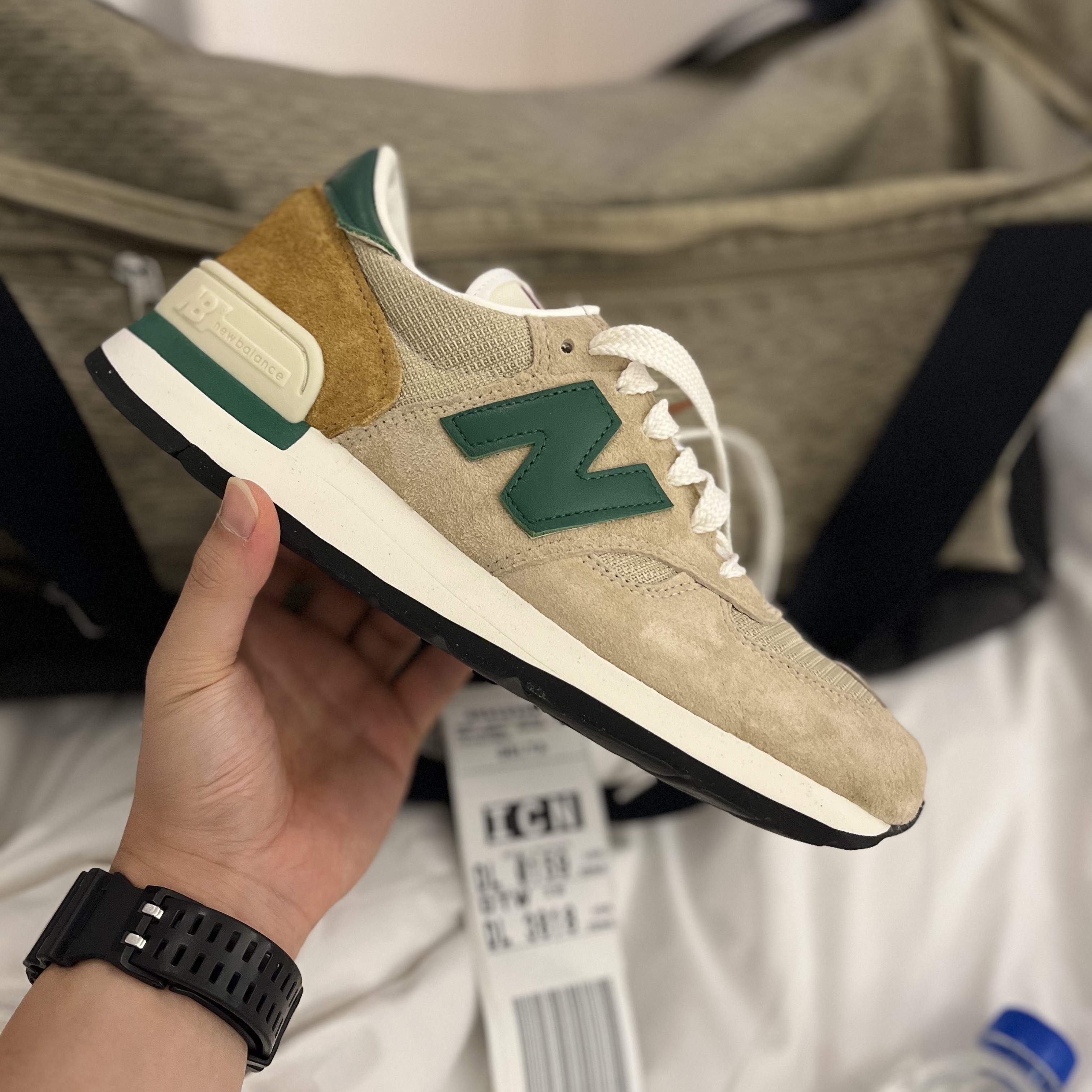 New Balance 990v1 Tan Green 착용 스타일 - 1