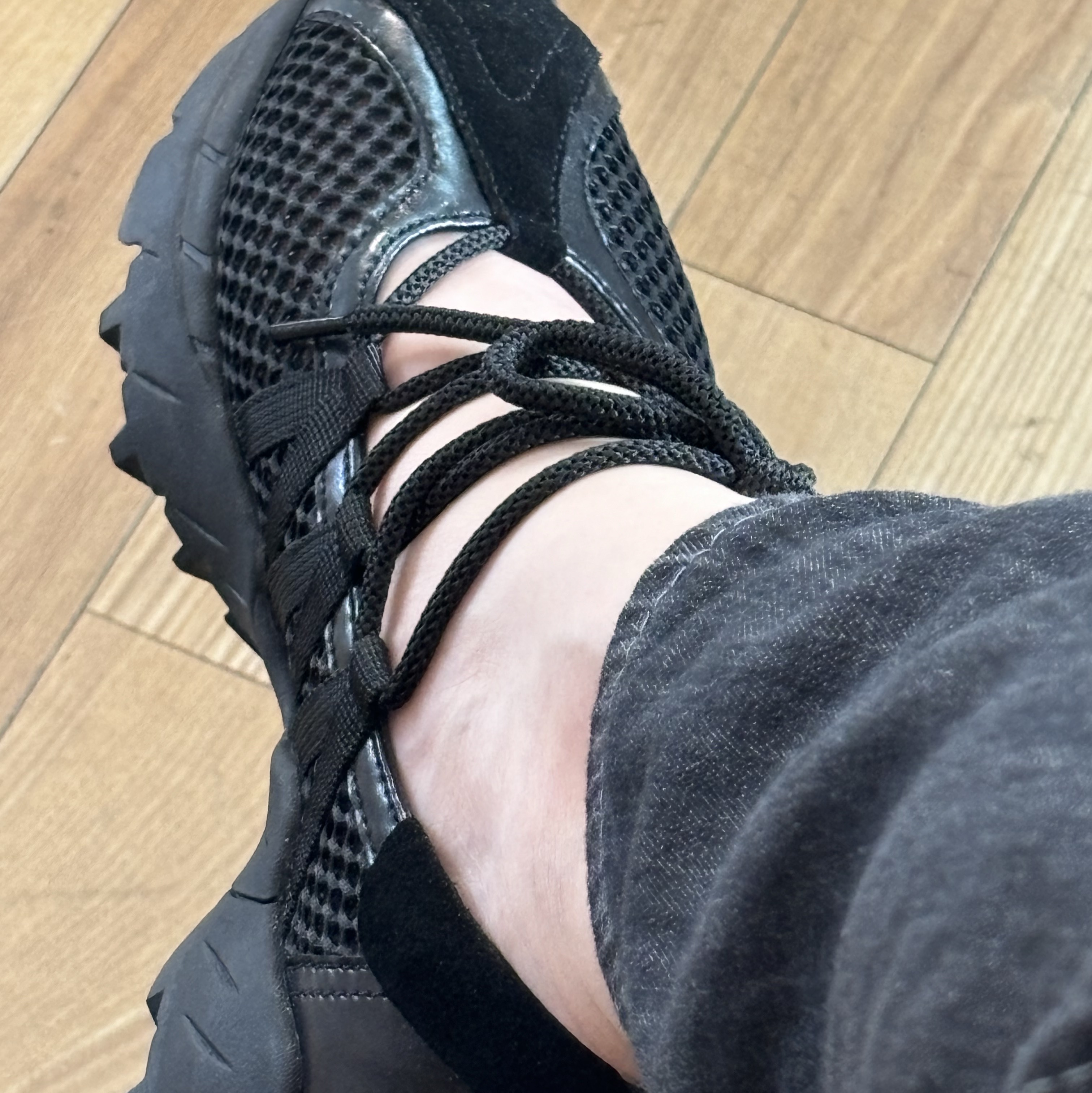 (W) Matin Kim Mesh Ballet Sneakers Black 착용 스타일 - 2