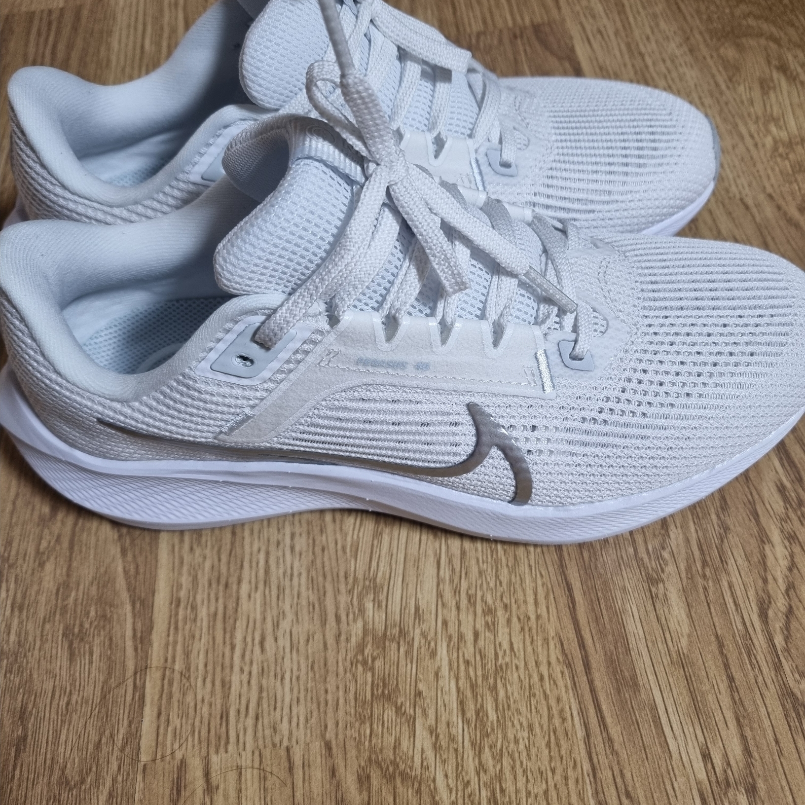 (W) Nike Air Zoom Pegasus 40 White Metallic Silver 착용 스타일