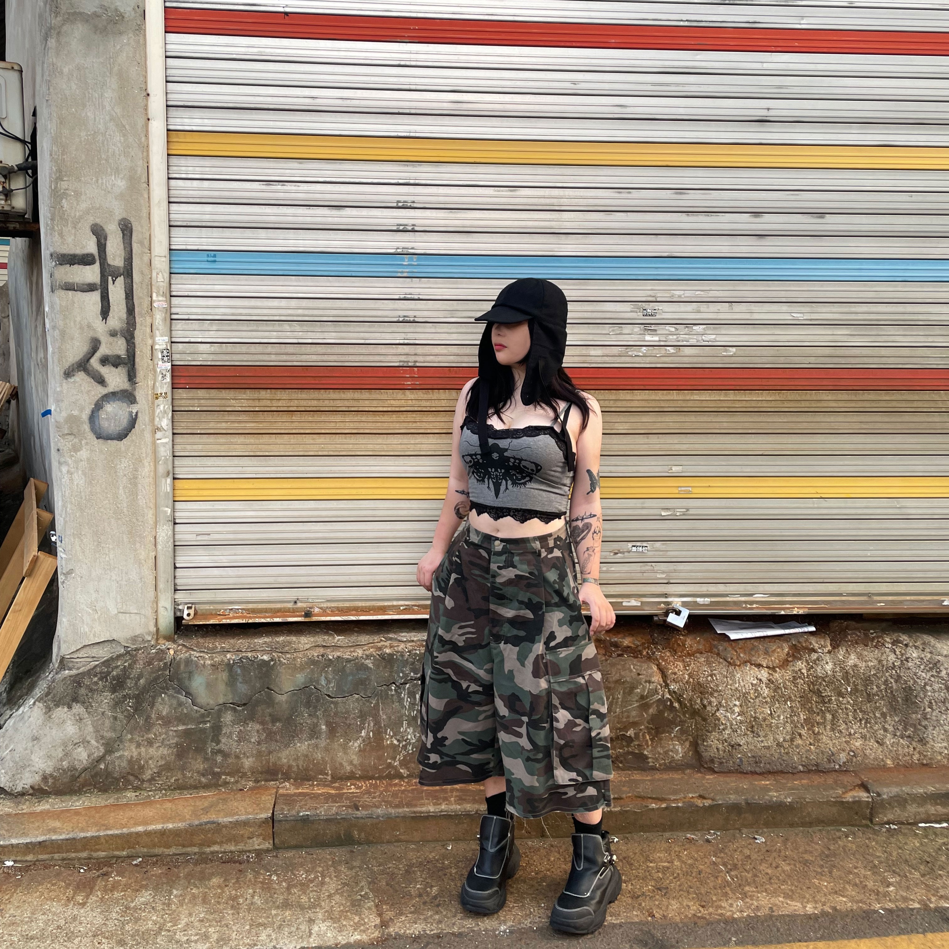 Undermycar Mu.44 Anti Fxxking Logo Play Big Cargo Camo Shorts Camo Khaki 착용 스타일 - 4