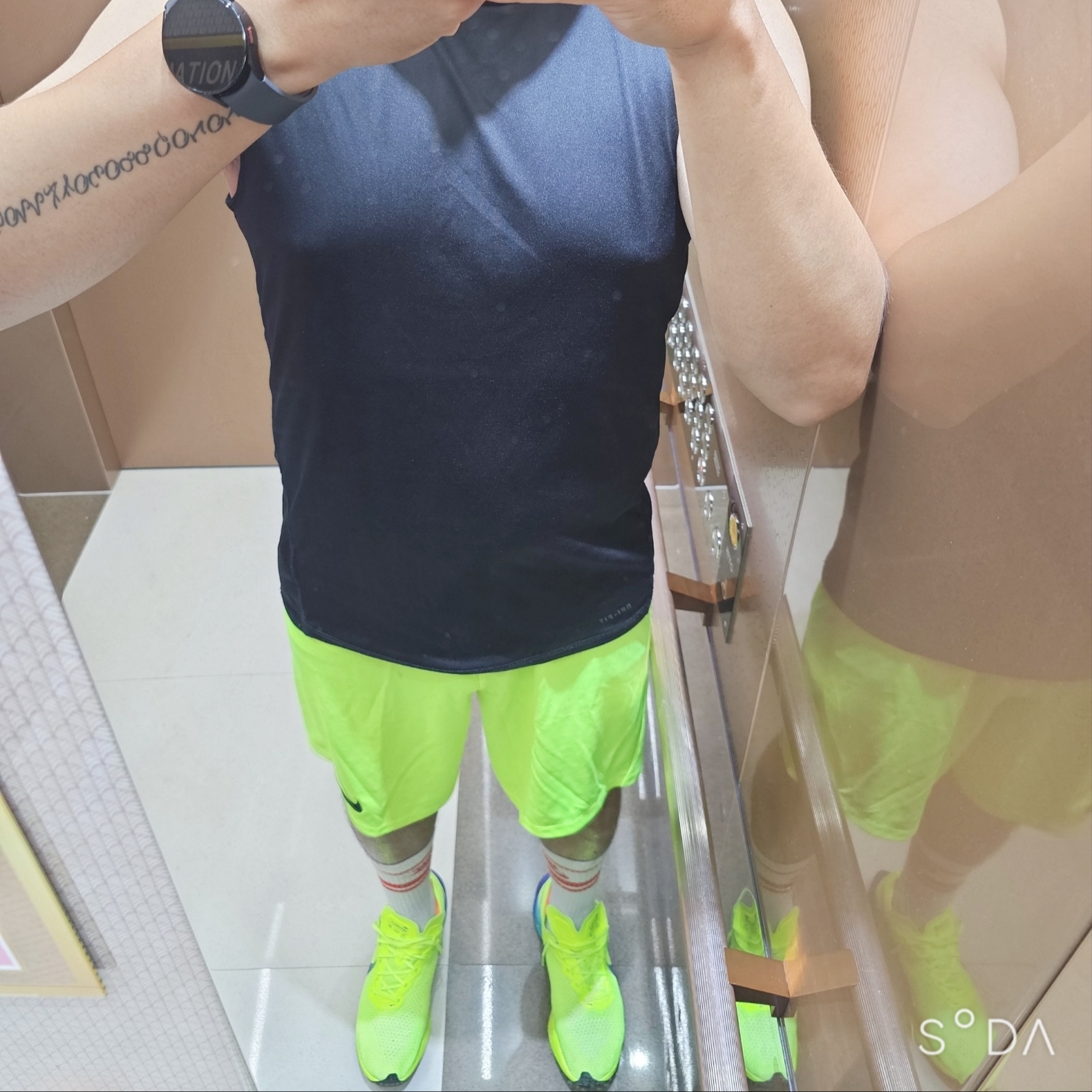 Nike ZoomX Vaporfly Next% 3 Volt Scream Green, Nike NSW Everyday Essential Crew Socks White University Red (3 Pack/Korean Ver.) 착용 스타일