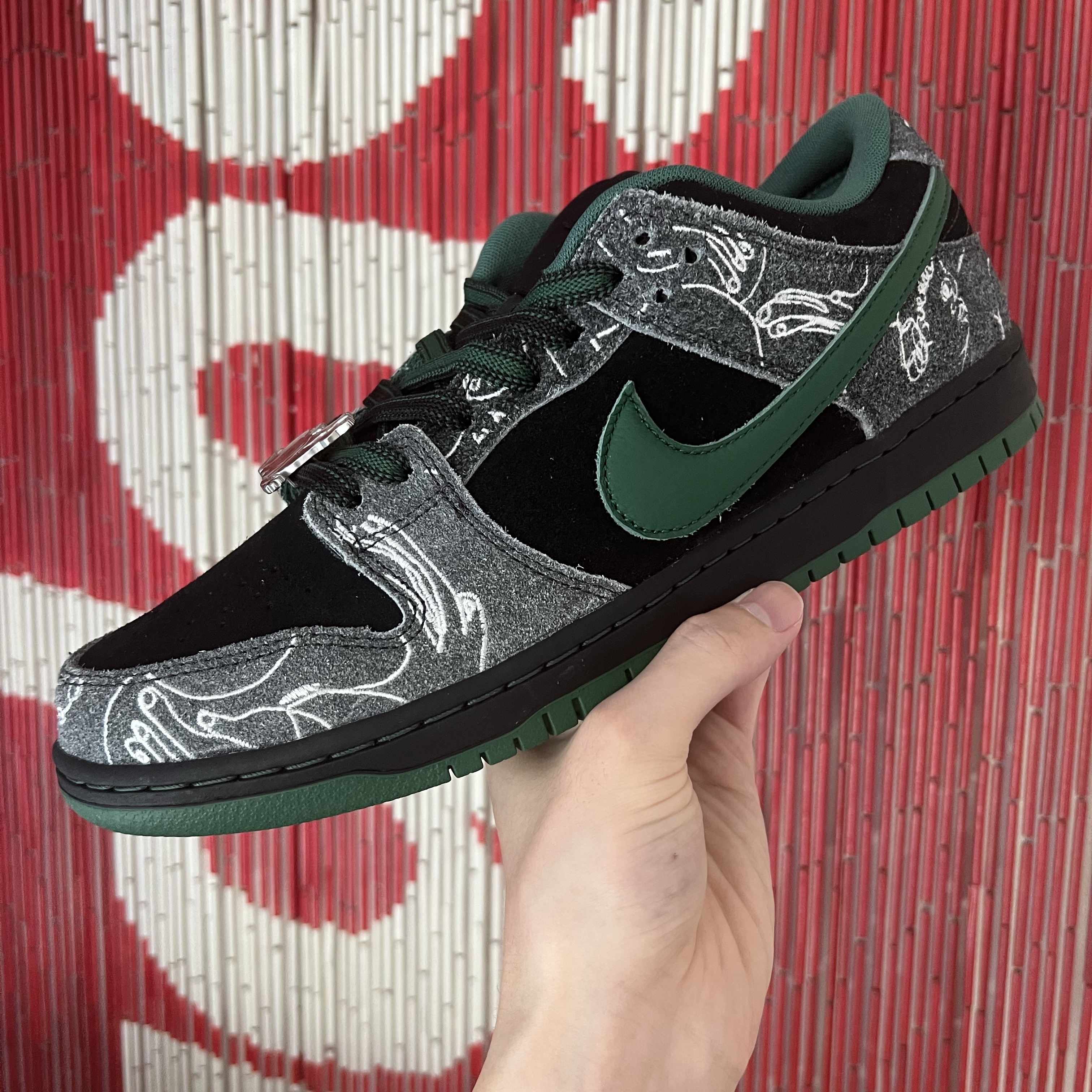 Nike x There SB Dunk Low Pro Anthracite and Gorge Green 착용 스타일